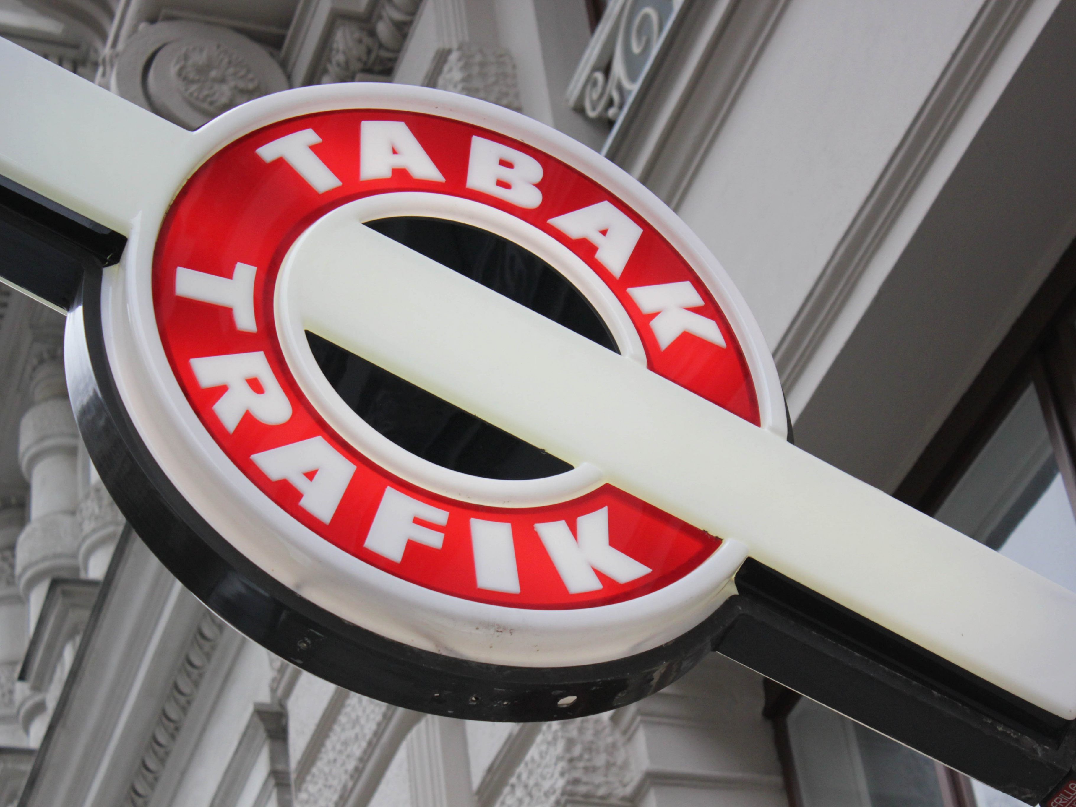Die beiden mutmaßlichen Trafik-Räuber ergriffen die Flucht. Die beiden mutmaßlichen Trafik-Räuber ergriffen die Flucht.