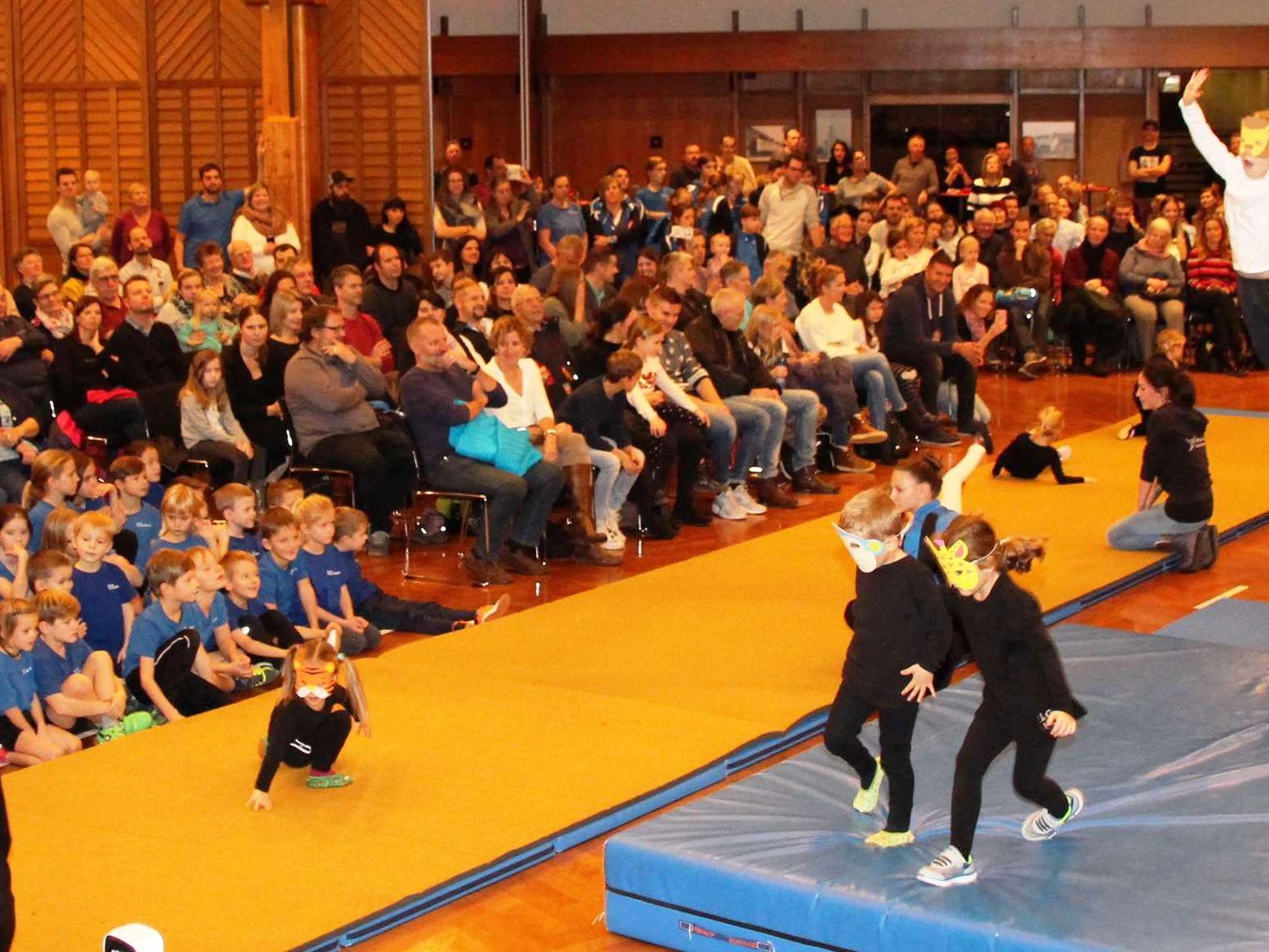 Beim Nikolausturnen der TS Lauterach platzte der Hofsteigsaal aus allen Nähten!