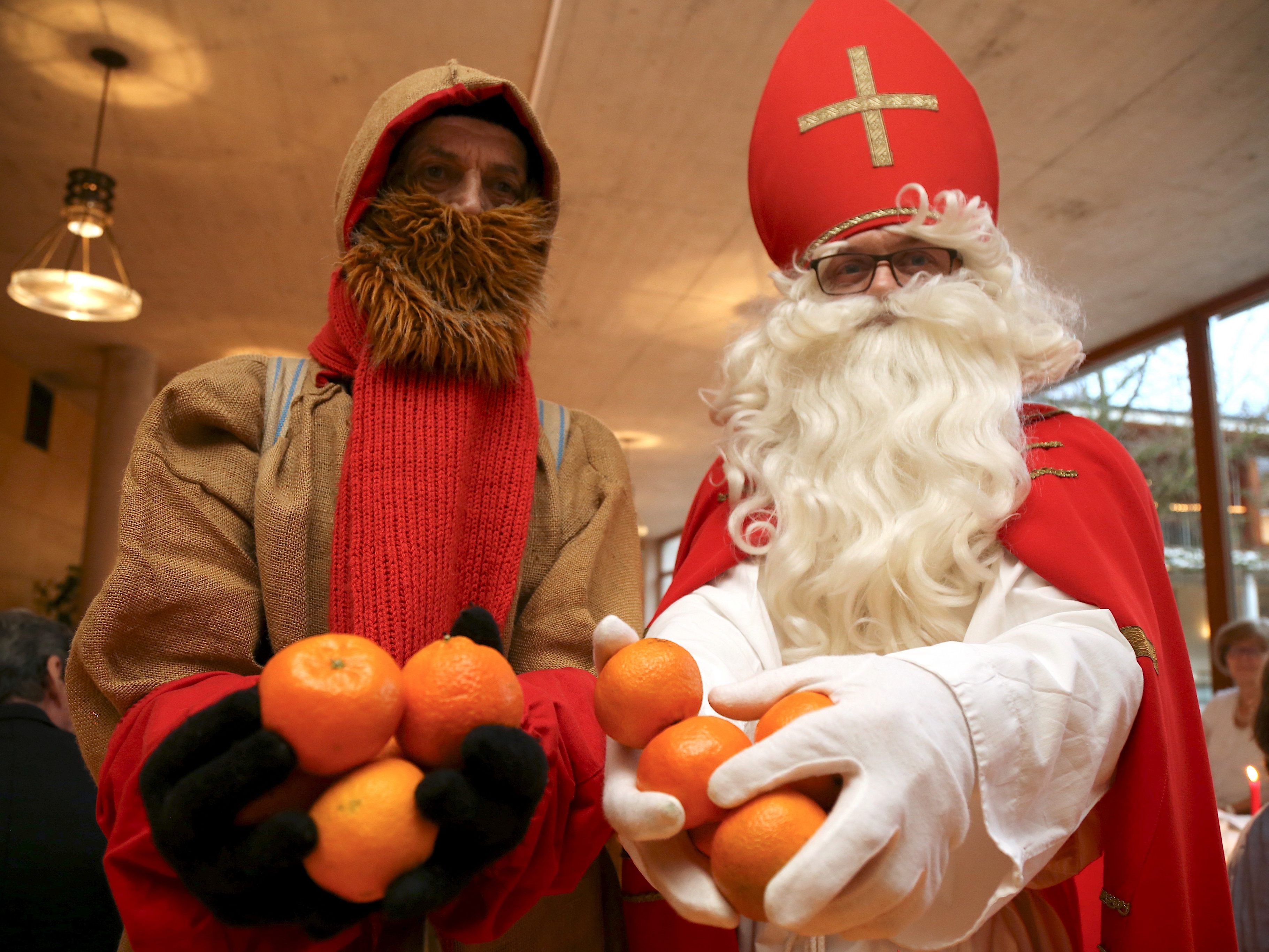 Das Nikolo-Team mit Mandarinen im Gepäck.