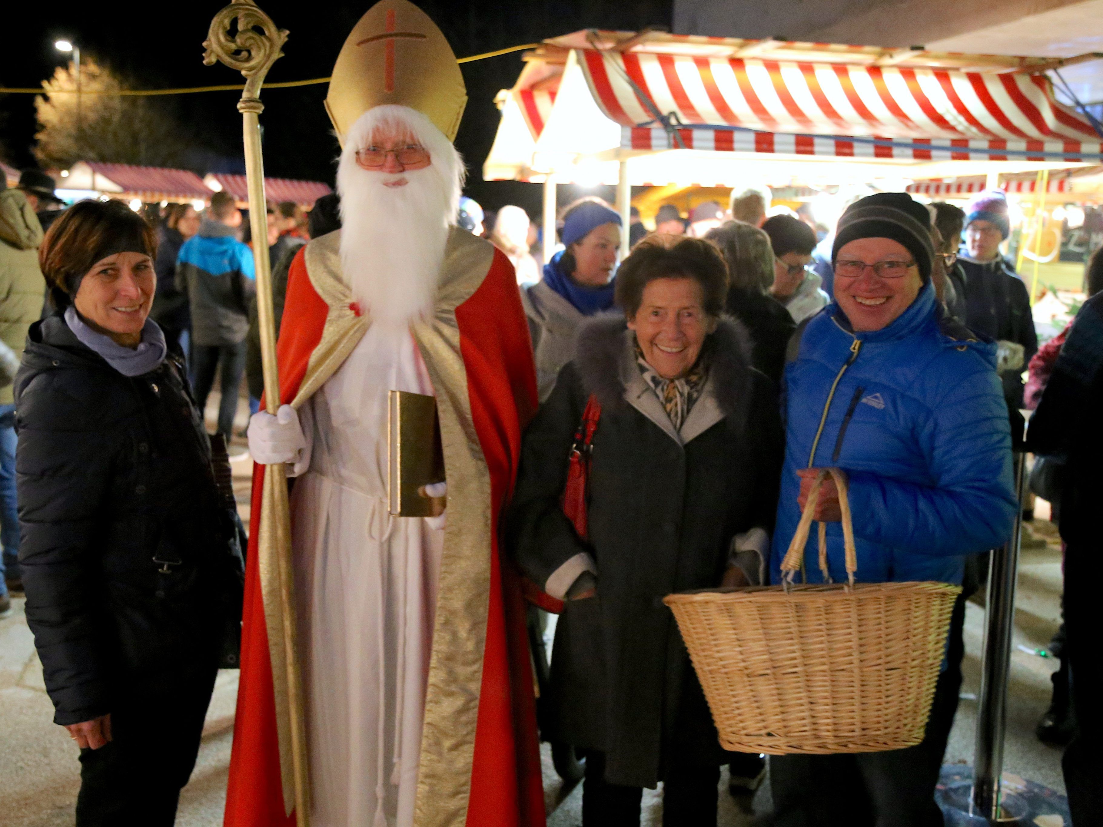 Margit, der Heilige Nikolaus, Ingrid und Thomas vom KPV Tosters.