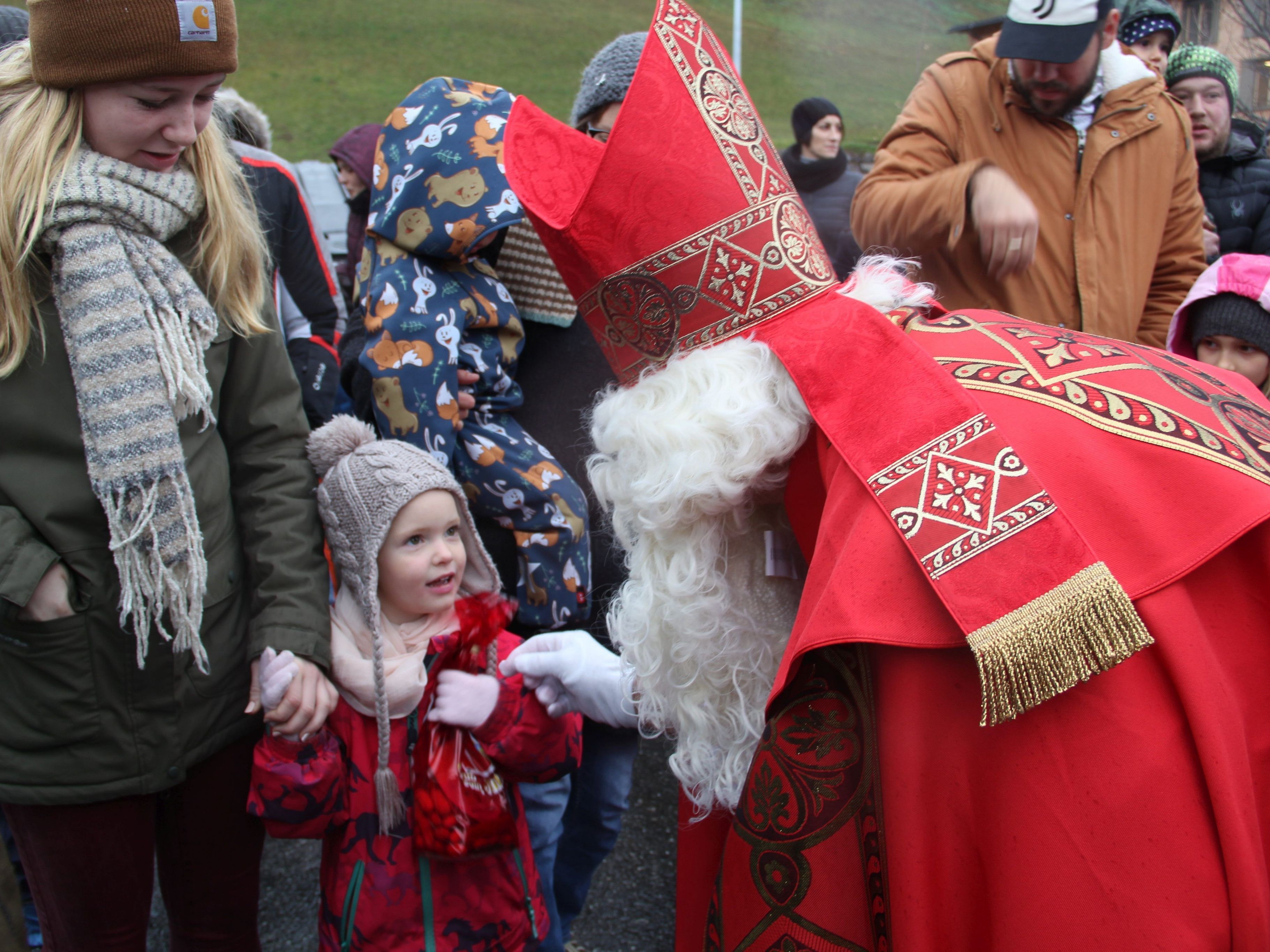 Der Nikolaus überreichte jedem Kind ein Säckchen.