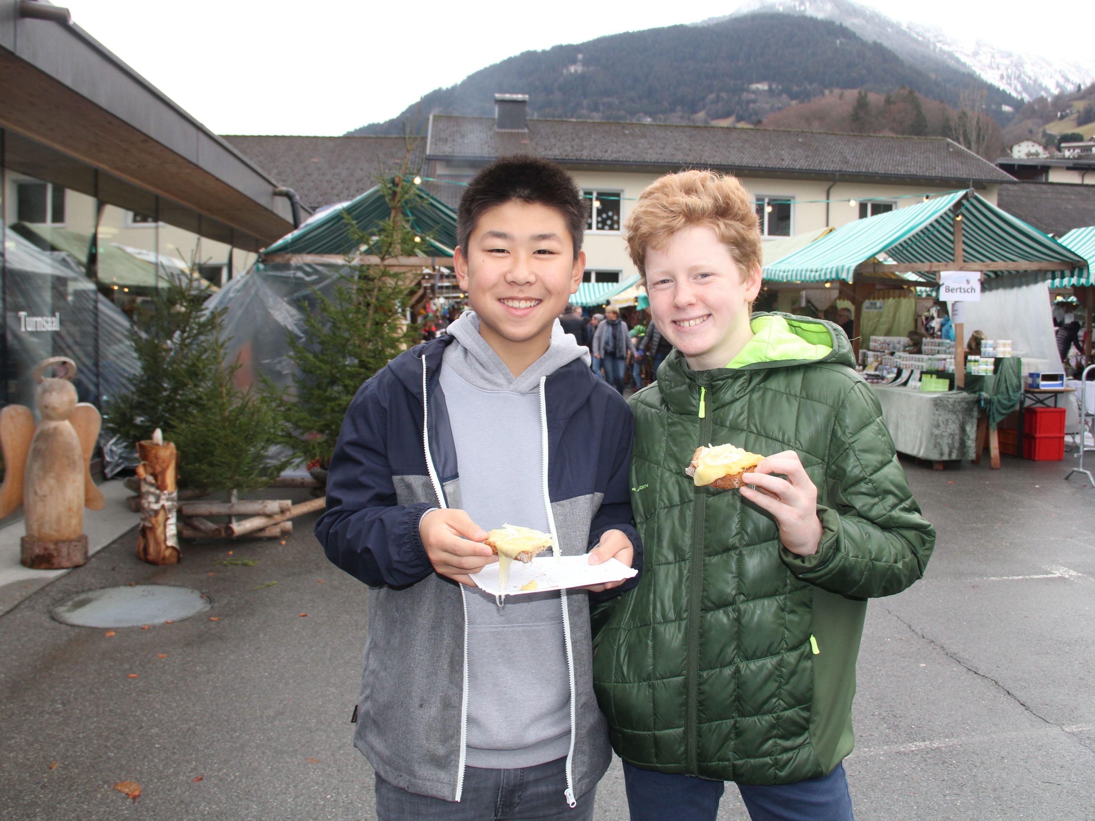 Auch Lino und Nico ließen sich ihr Raclettebrot schmecken.