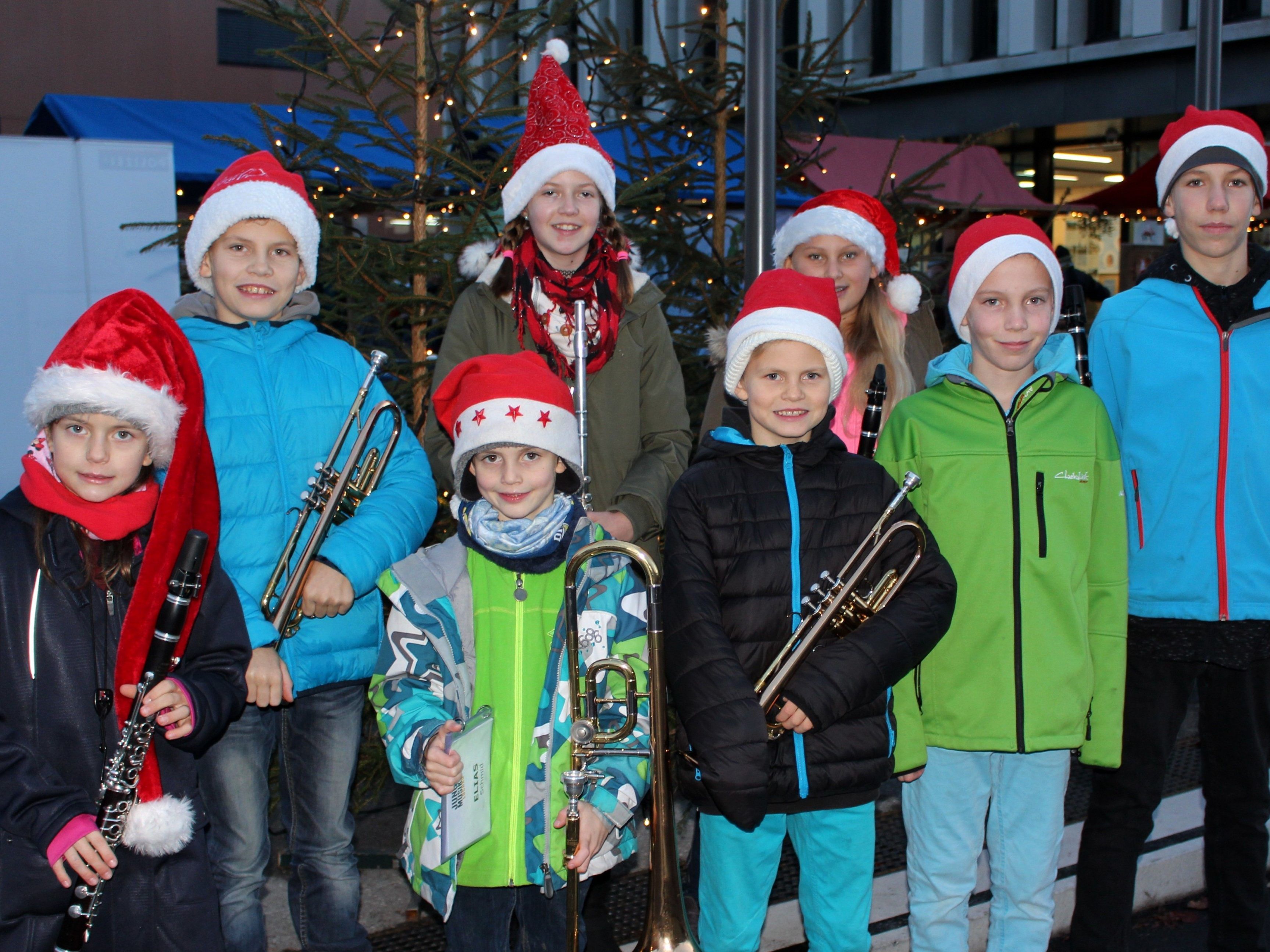 Vielfältige Adventstimmung auf dem prächtigen „Weihnachtsmarkt“ auf dem neuen Dorfplatz vor dem Gemeindehaus. Vielfältige Adventstimmung auf dem prächtigen „Weihnachtsmarkt“ auf dem neuen Dorfplatz vor dem Gemeindehaus.