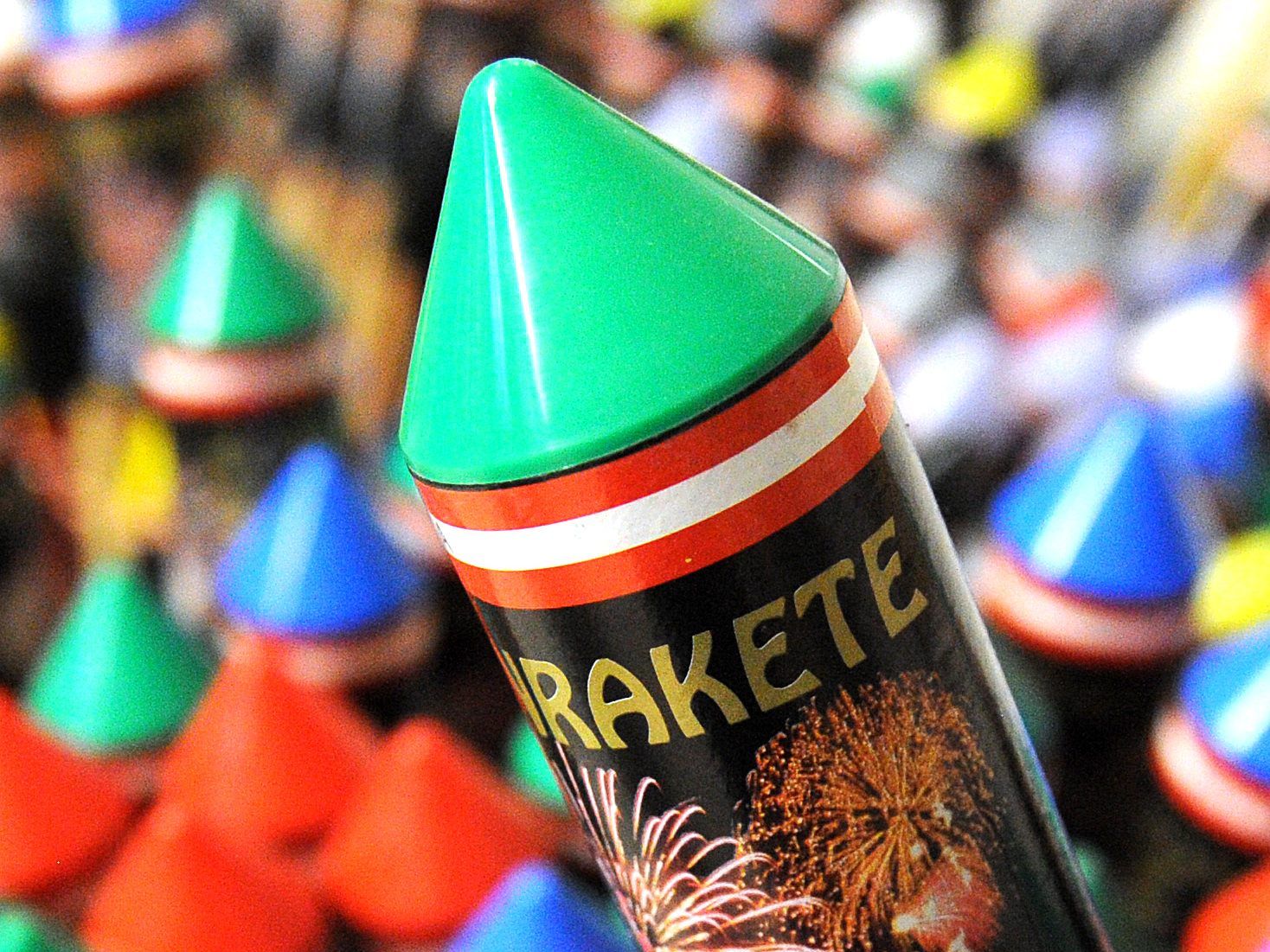 Insbesondere wenn Alkohol und Gruppendynamik ins Spiel kommt, wird der Umgang mit Feuerwerkskörpern noch gefährlicher. Insbesondere wenn Alkohol und Gruppendynamik ins Spiel kommt, wird der Umgang mit Feuerwerkskörpern noch gefährlicher.