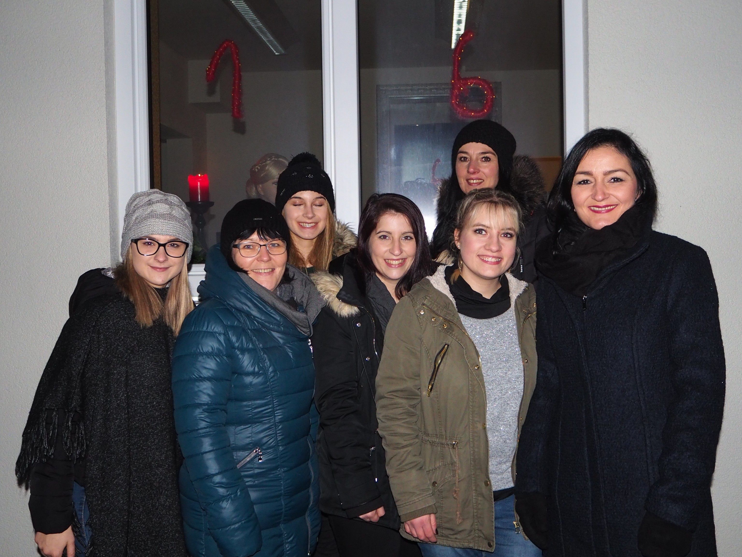 Silke Gmeiner (rechts) und ihr Team vor dem Adventfenster