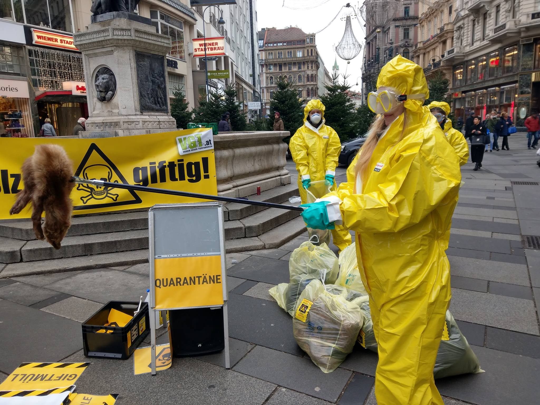 Aktivisten klären die Passanten über die toxische Wirkung von Pelzen auf. Aktivisten klären die Passanten über die toxische Wirkung von Pelzen auf.