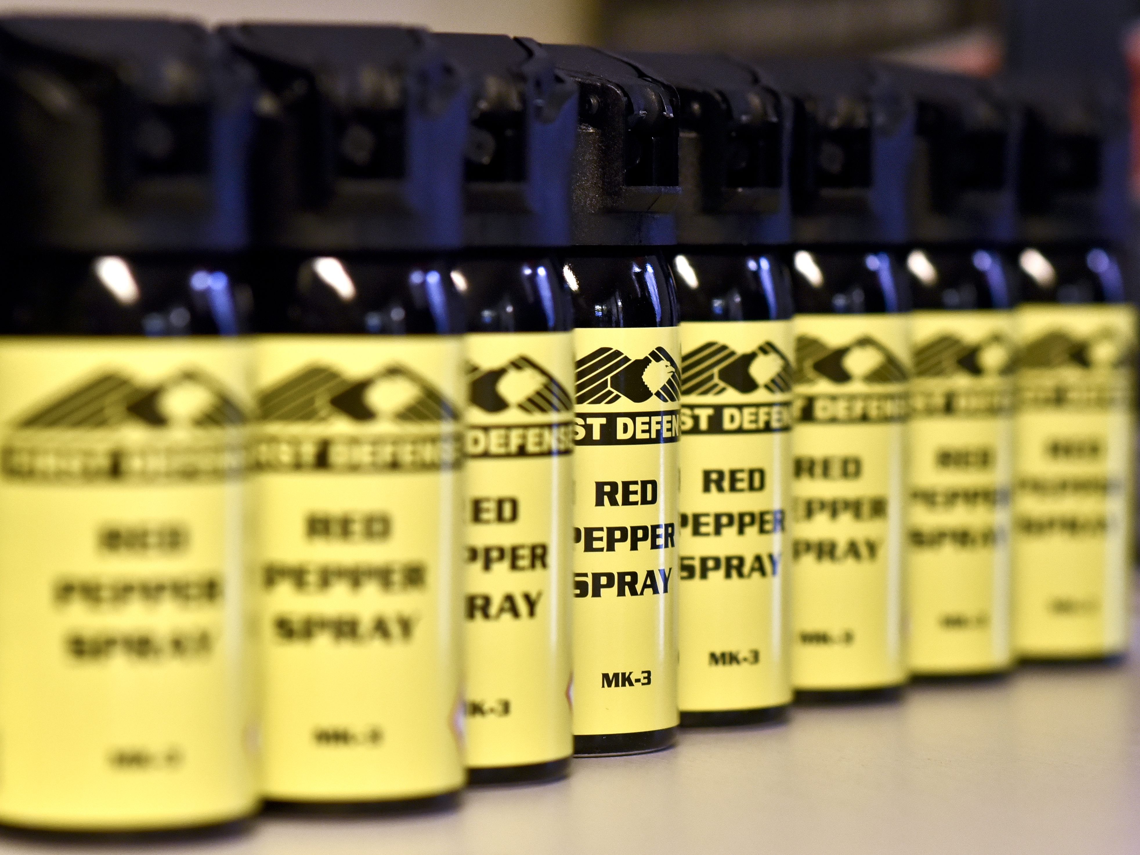 Mit einem Pfefferspray konnte die Attacke des Hundes schließlich abgewehrt werden. Mit einem Pfefferspray konnte die Attacke des Hundes schließlich abgewehrt werden.