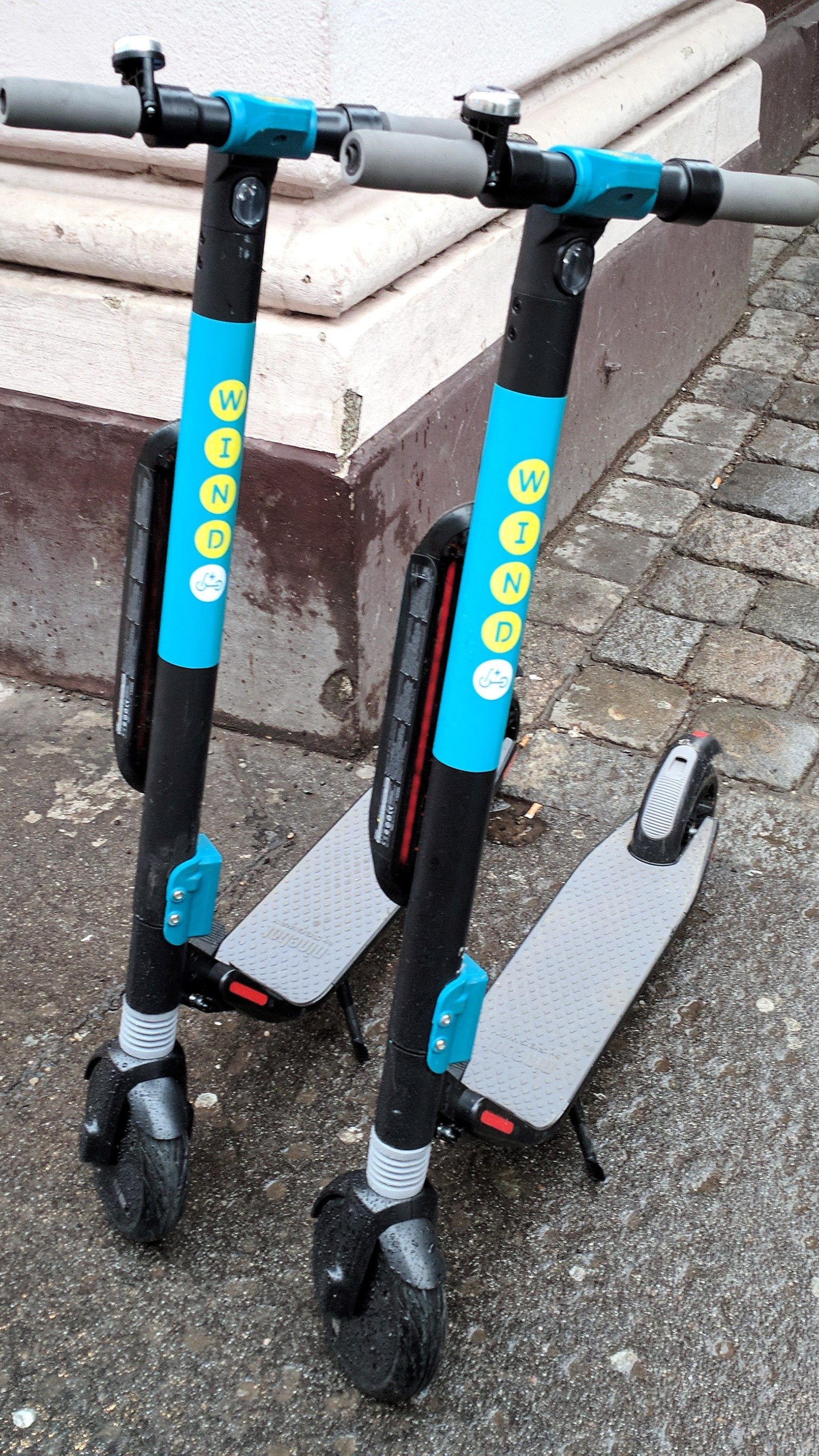 Der vierte E-Scooter-Anbieter hat in Wien seine Tretroller verteilt.