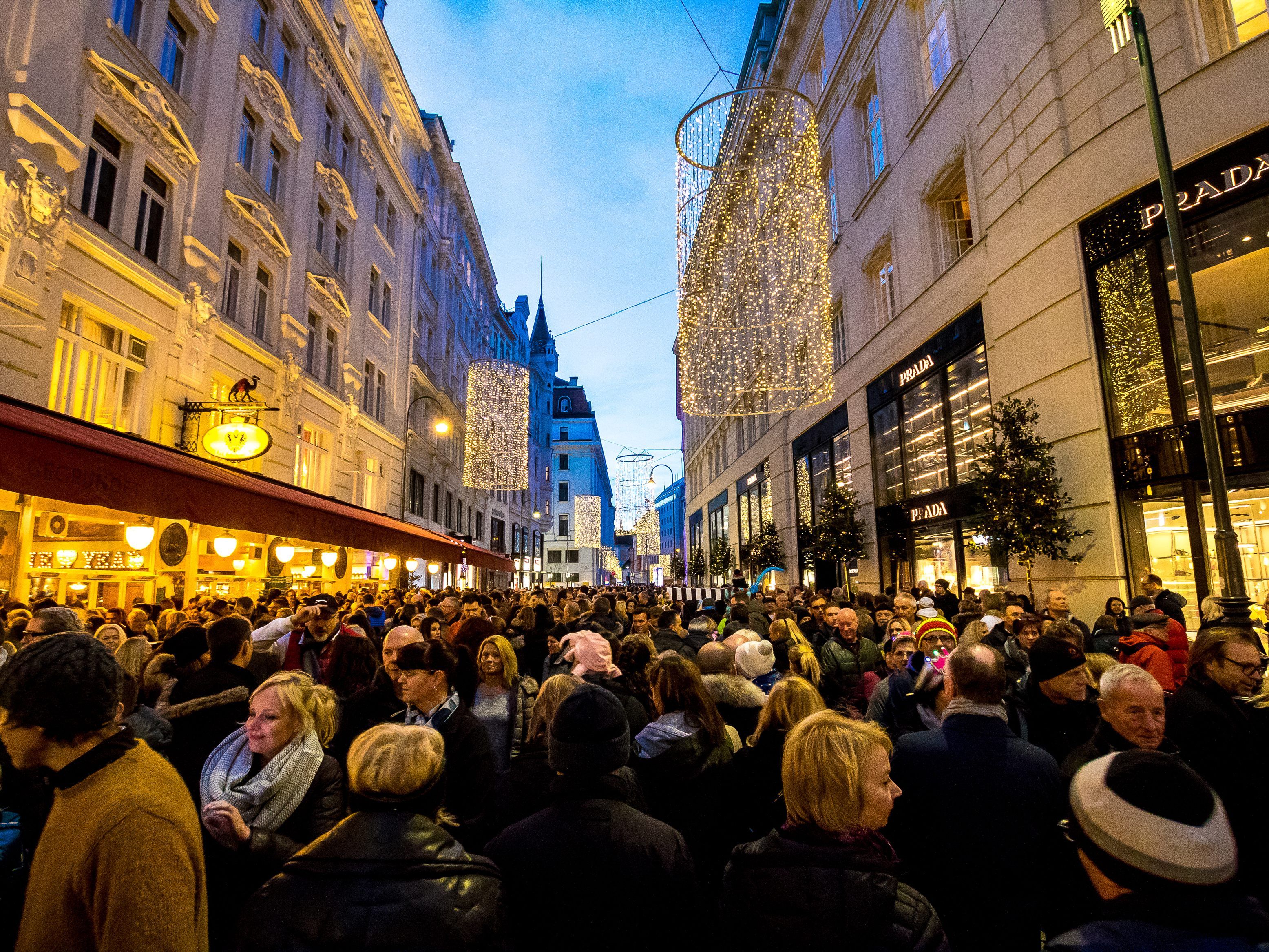 Silvester in Wien lockt zahlreiche Gäste und bringt somit zahlreiche Straßensperren mit sich. Silvester in Wien lockt zahlreiche Gäste und bringt somit zahlreiche Straßensperren mit sich.