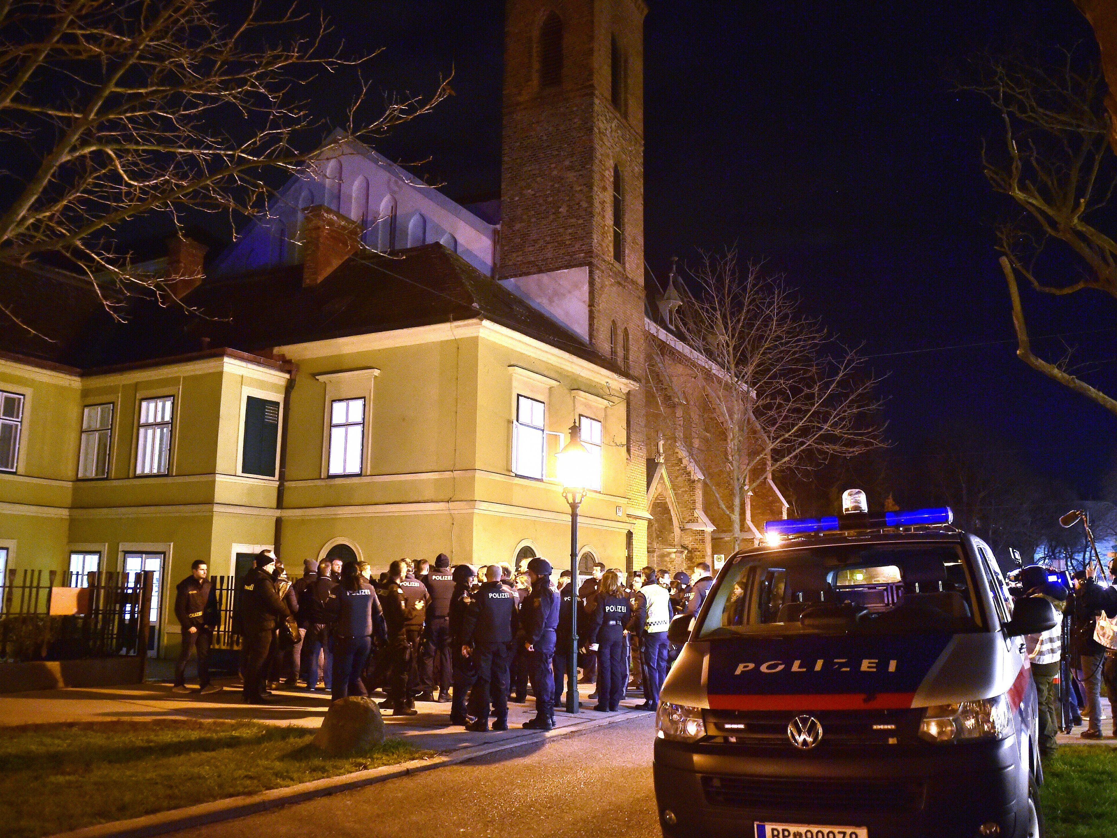 Bei dem Überfall auf die Kirche handelt es sich vermutlich um einen Vermögensdelikt.