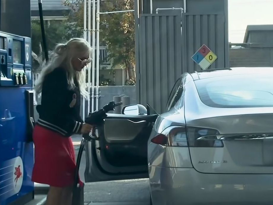 Die Frau versuchte einen Tesla zu betanken.