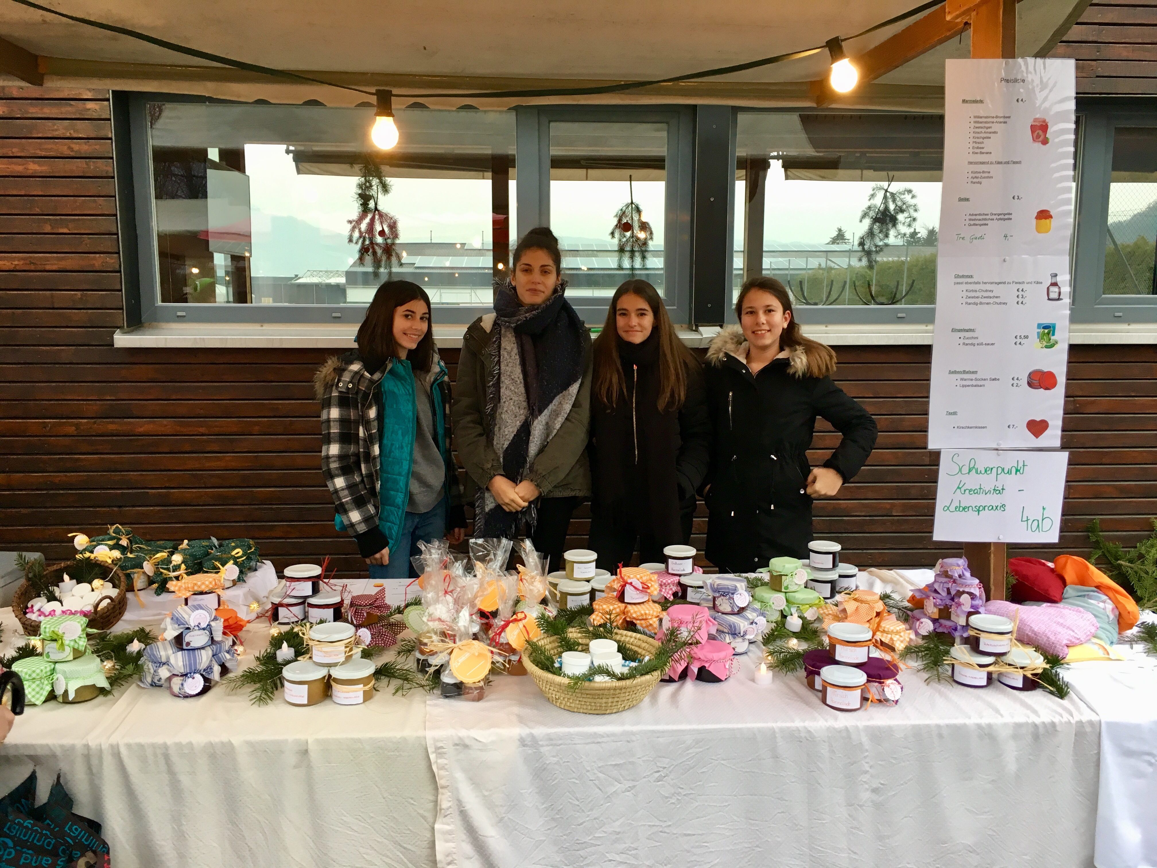 Anika, Azra, Tabea und Leonie beim Weihnachtsmarkt Klaus