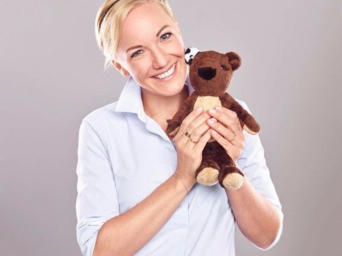 Ingrid Hofer mit Teddy Eddy.