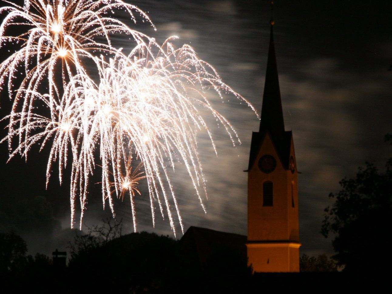 Wir dieses Jahr nicht zu bewundern sein: Die Mäder Pfarrkirche im Schein eines Feuwerwerks. Wir dieses Jahr nicht zu bewundern sein: Die Mäder Pfarrkirche im Schein eines Feuwerwerks.