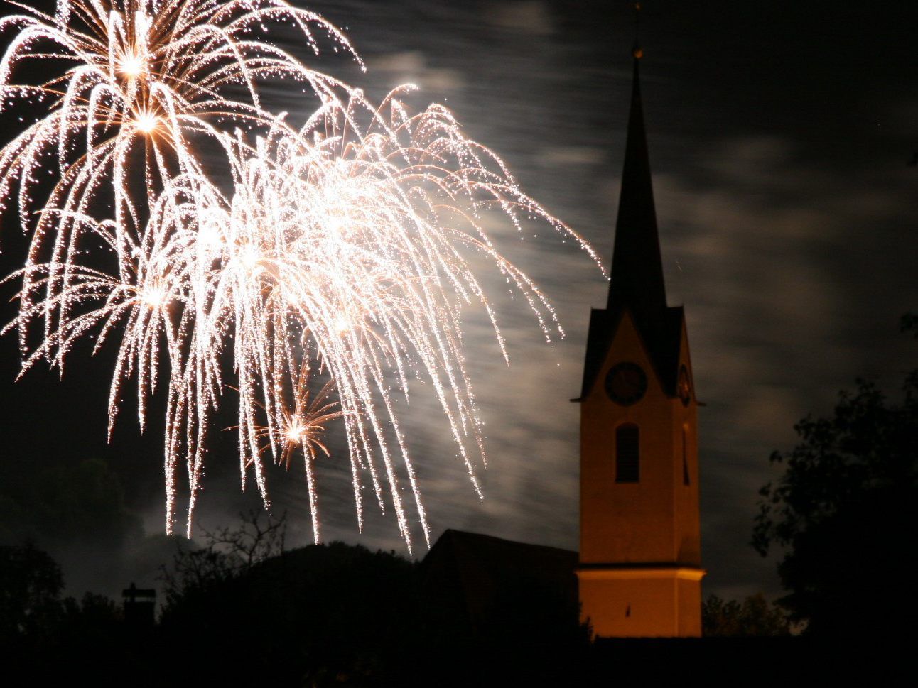 Wir dieses Jahr nicht zu bewundern sein: Die Mäder Pfarrkirche im Schein eines Feuwerwerks.