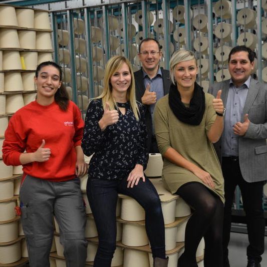 Zum Sozialangebot bei Getzner gehört eine Arbeitspsychologin, die den Beschäftig- ten regelmäßig – auch während der Arbeitszeit – zur Verfügung steht.