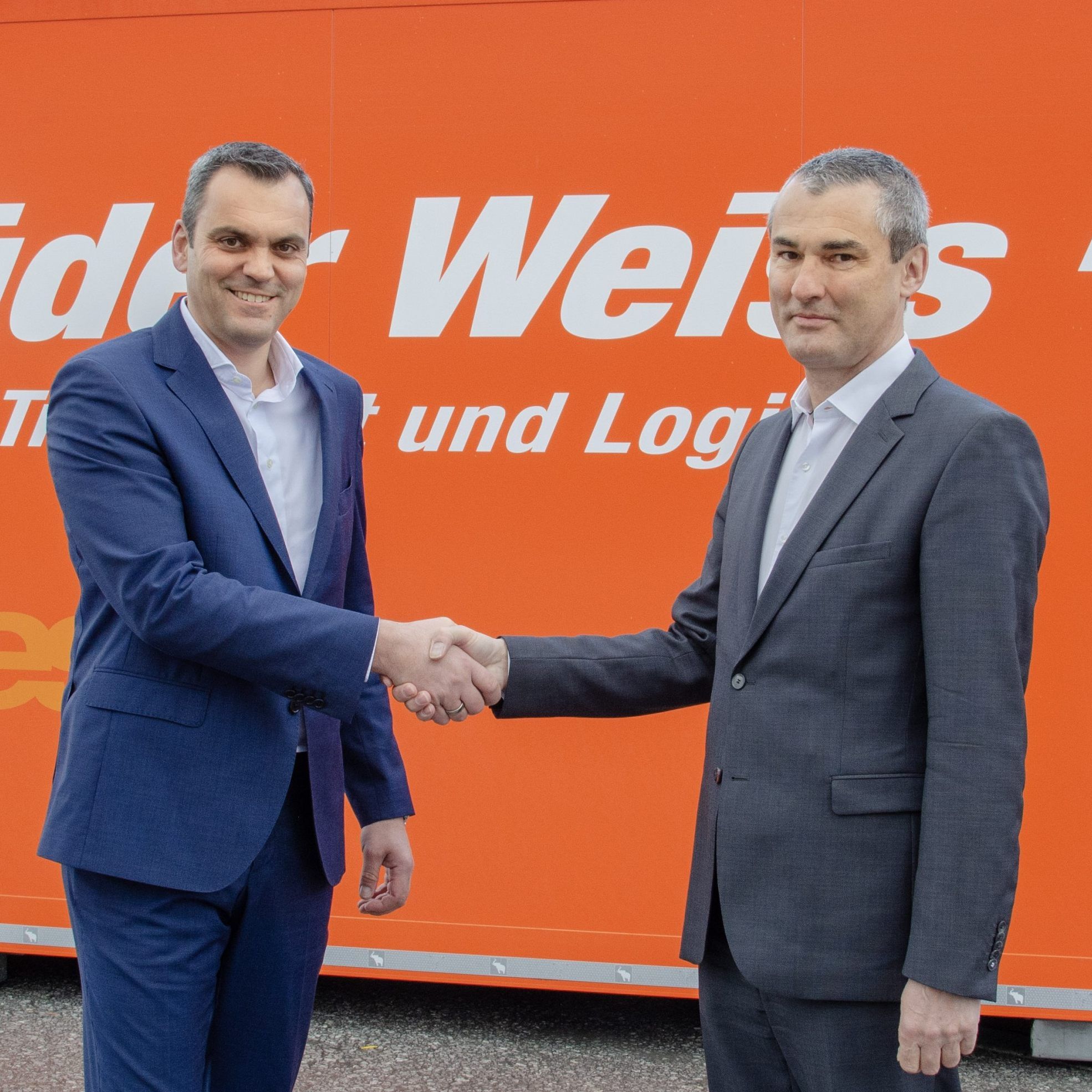 Hannes Mayr (r.) übergibt zum 1.1.2019 die Leitung der Niederlassung Hall i.T. an Günter Schmarl (l.) und wird zum Regionalleiter West bei Gebrüder Weiss befördert.