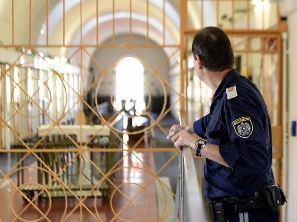 Der 17-Jährige befindet sich in U-Haft. Der 17-Jährige befindet sich in U-Haft.