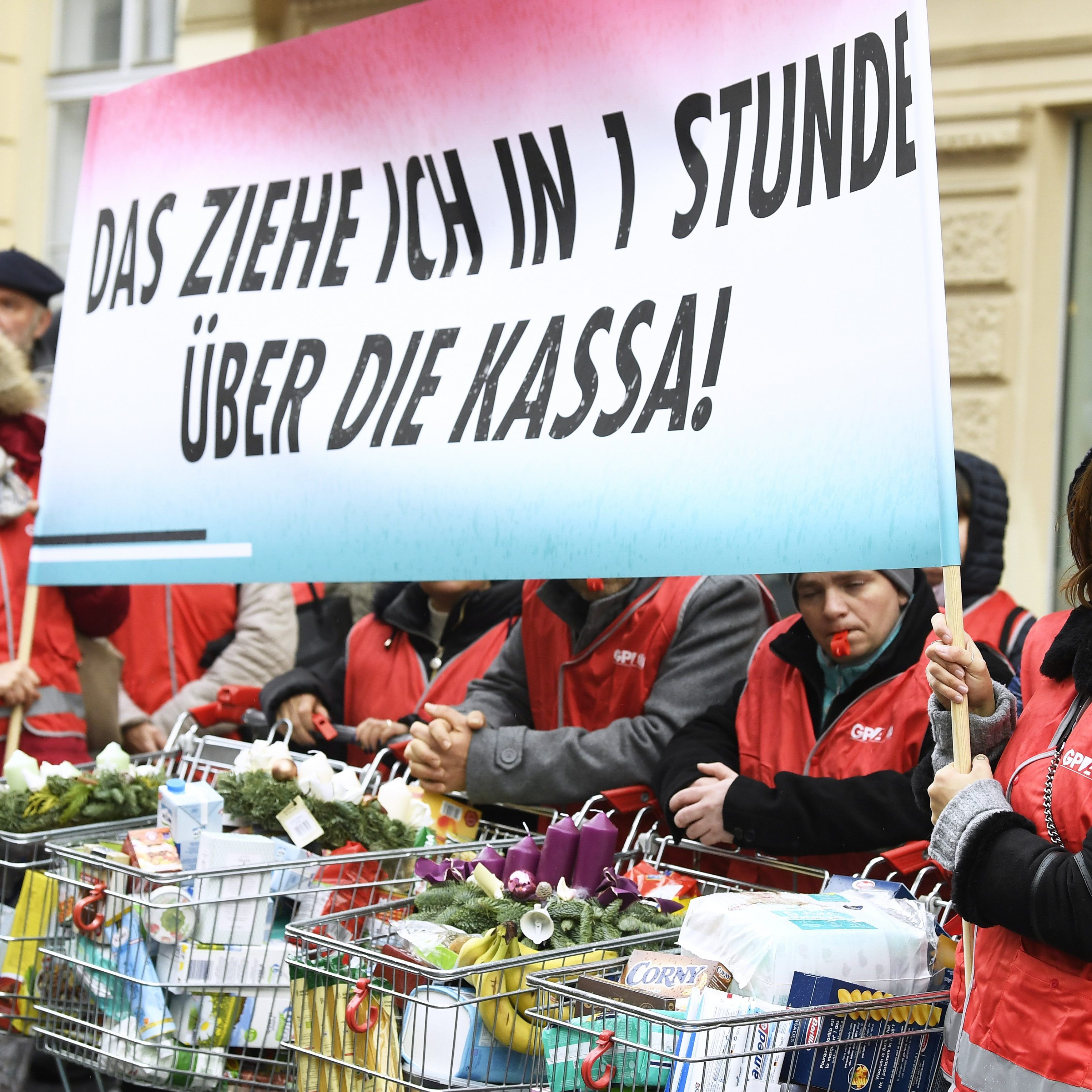 Bereits in den letzten Tagen protestierten Handelsangestellte für einen höheren Lohn.