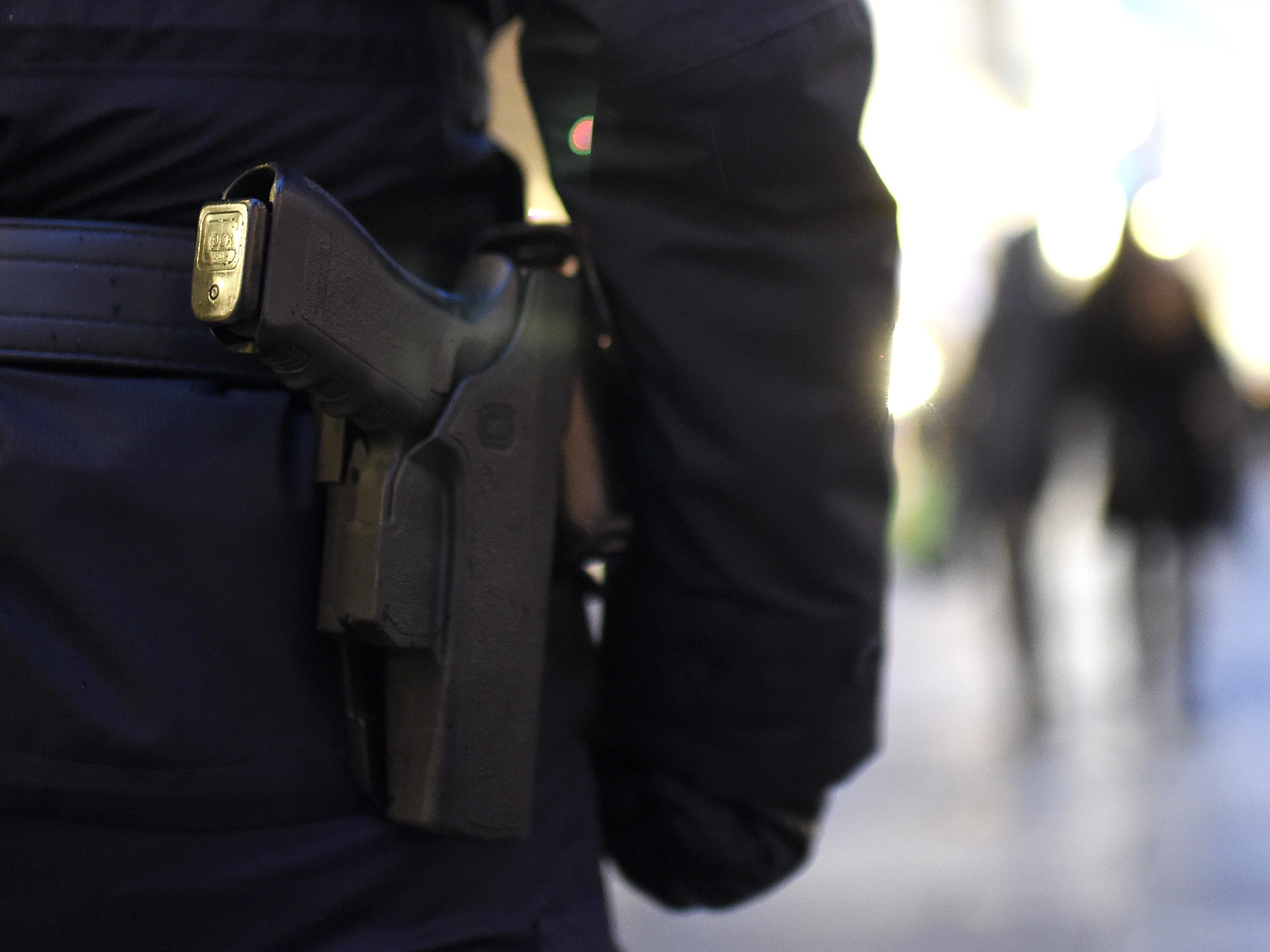Die Polizei fahndet nach drei möglicherweise bewaffneten Tätern. Die Polizei fahndet nach drei möglicherweise bewaffneten Tätern.