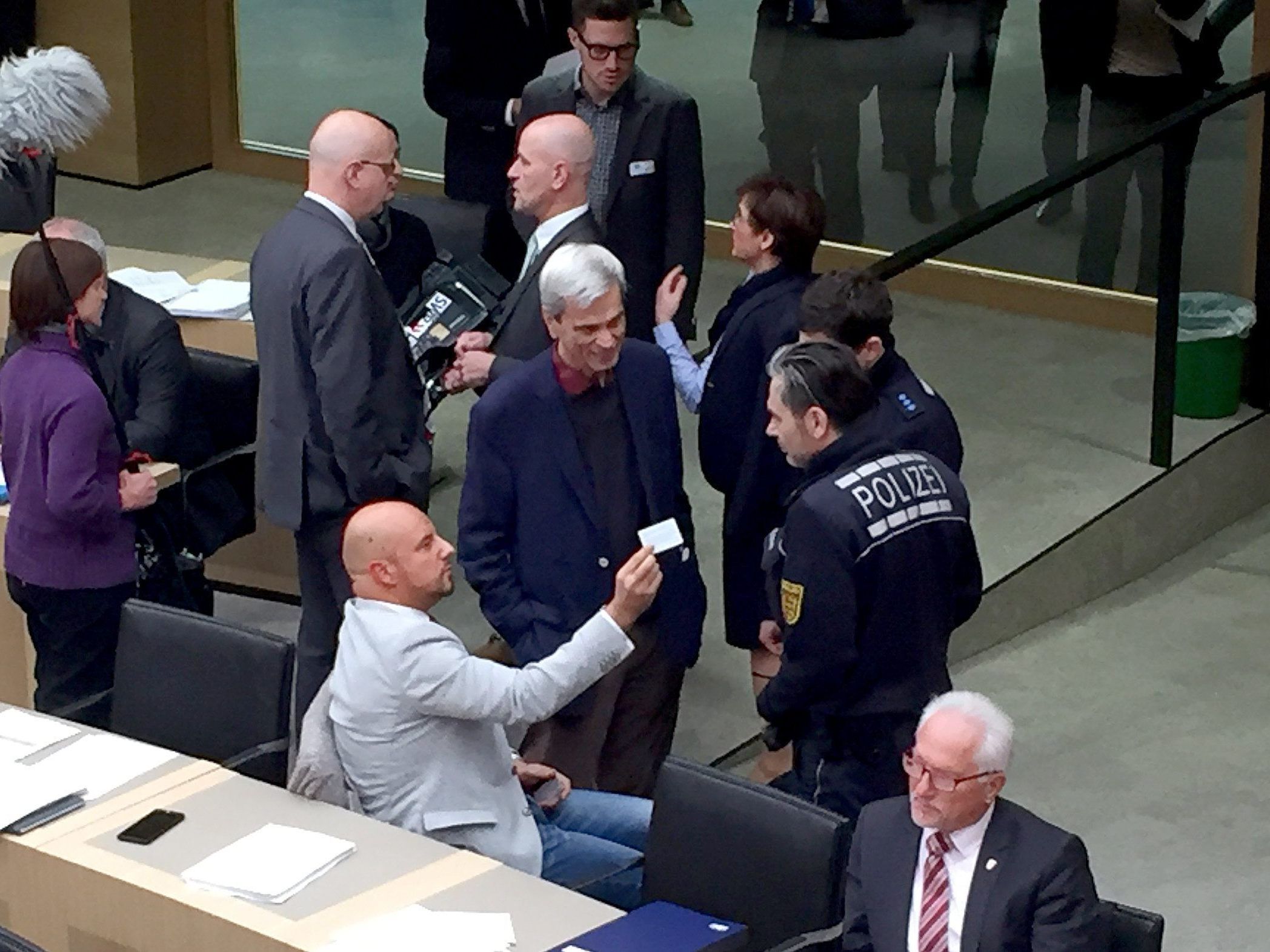 Zwei AfD-Abgeordnete wurden von der Polizei hinausbegleitet.