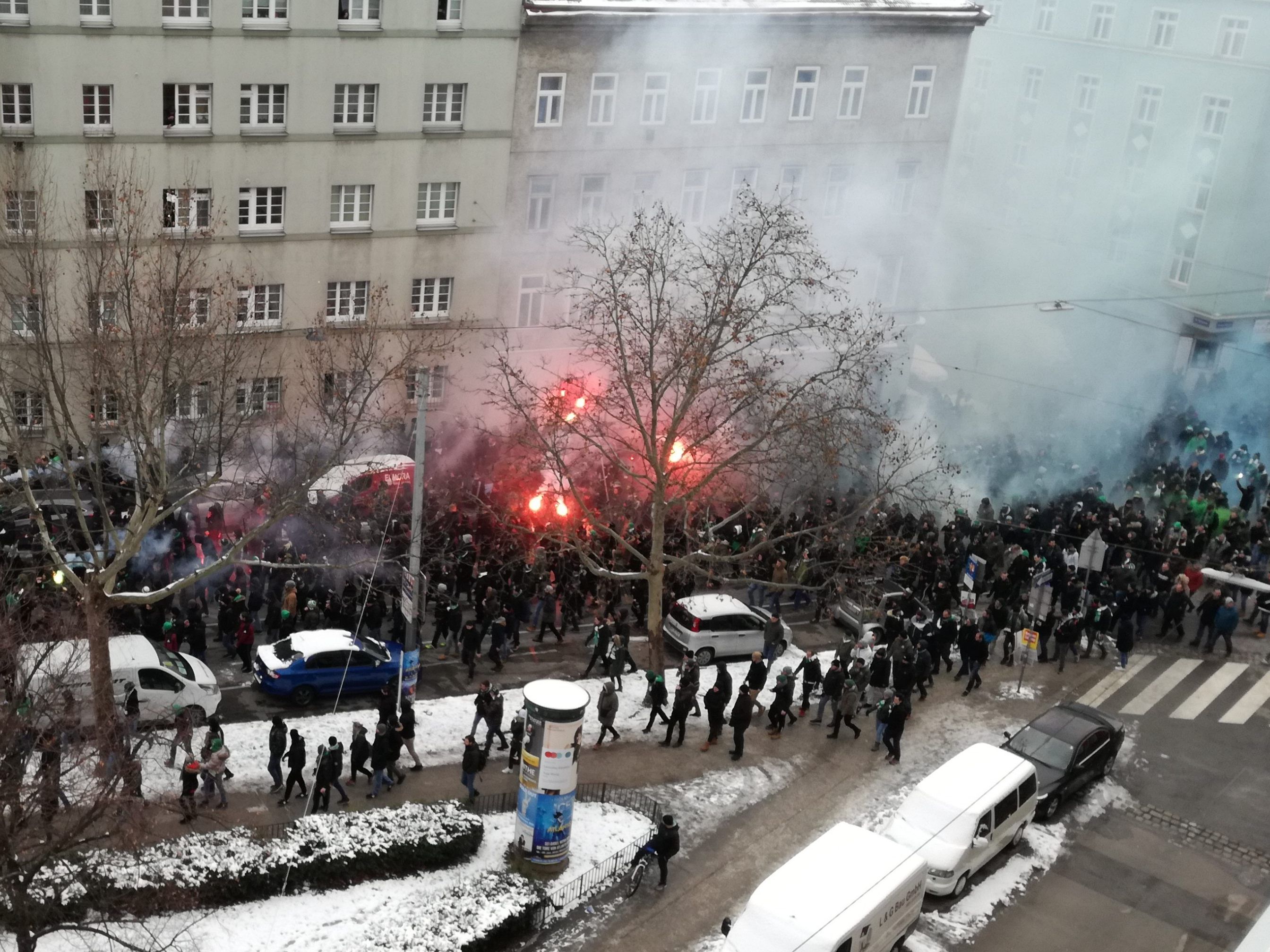 Die Rapid-Fans waren mit Pyrotechnik ausgestattet. Die Rapid-Fans waren mit Pyrotechnik ausgestattet.