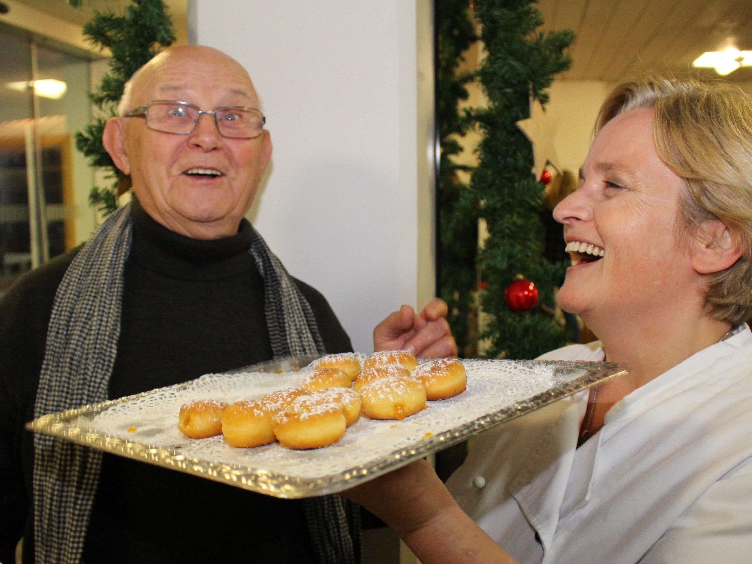 Hermann Marko und Gabi Siebels auf dem vielleicht köstlichsten Weihnachtsbasar der Stadt.