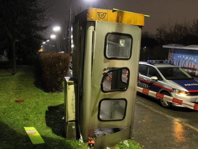 Die Telefonzelle in Wien-Hietzing wurde wohl mit Böllern gesprengt. Die Telefonzelle in Wien-Hietzing wurde wohl mit Böllern gesprengt.