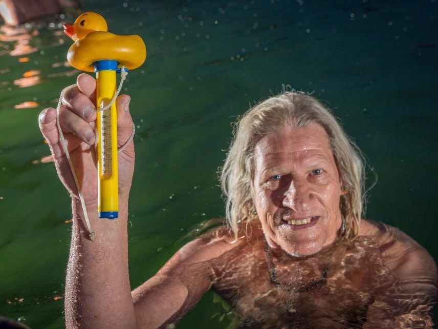 Das Wasser beim Vollmondschwimmen ist rund 5 Grad kalt. Das Wasser beim Vollmondschwimmen ist rund 5 Grad kalt.