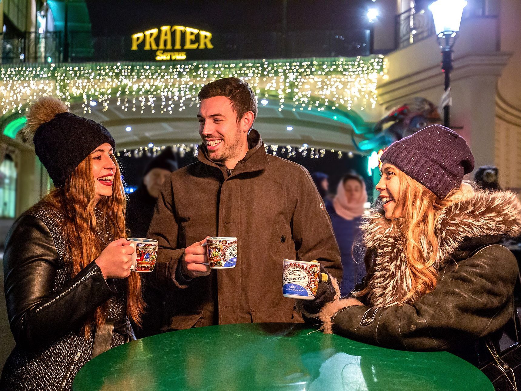 Der Zuckergehalt im Glühwein auf den Wiener Weihnachtsmärkten wird mit 5 bis 6 Stück Würfelzucker pro Portion berechnet. Der Zuckergehalt im Glühwein auf den Wiener Weihnachtsmärkten wird mit 5 bis 6 Stück Würfelzucker pro Portion berechnet.