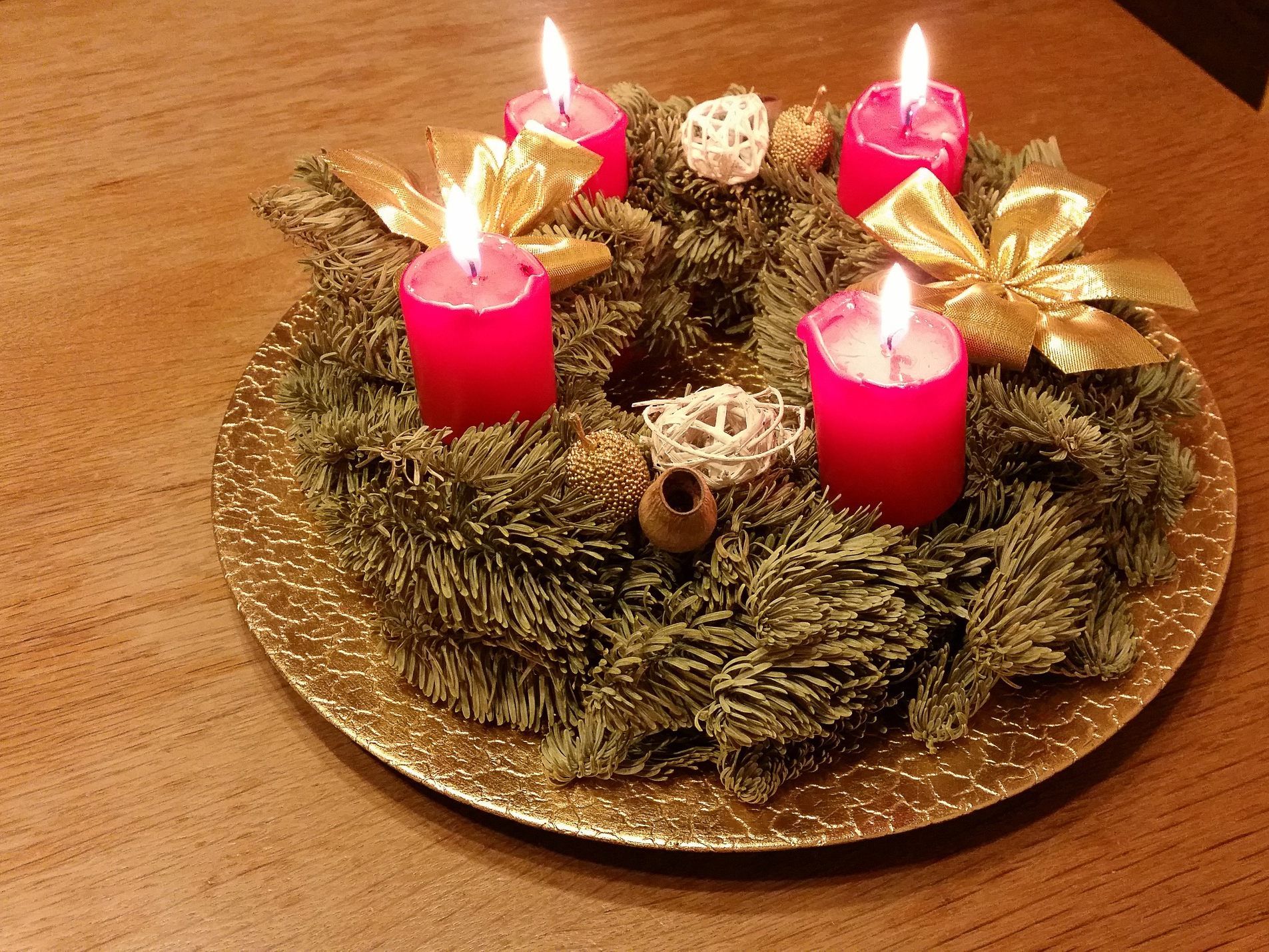 Laut bisherigen Ermittlungen löste der Adventkranz den Brand aus. Laut bisherigen Ermittlungen löste der Adventkranz den Brand aus.