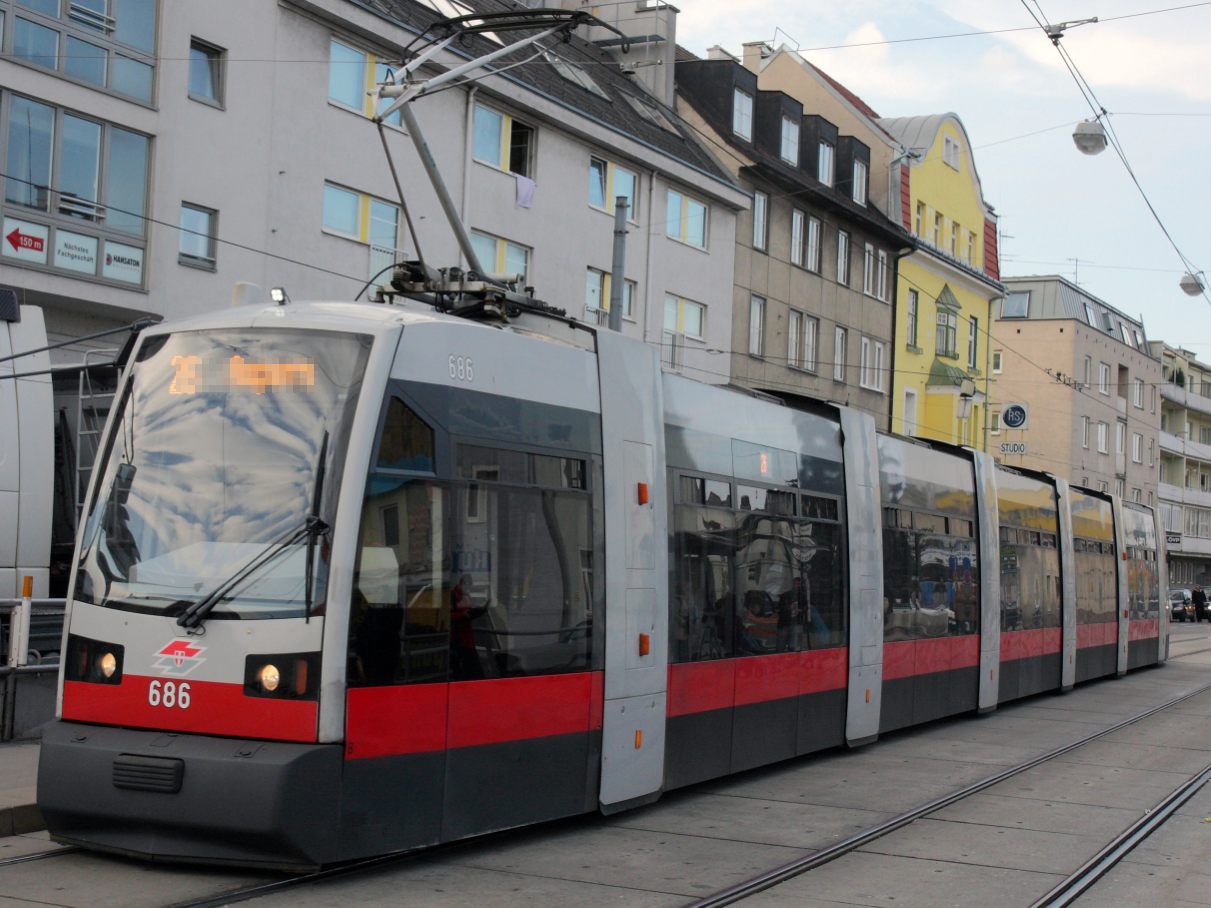 Der Mann kollidierte mit einer Straßenbahn.