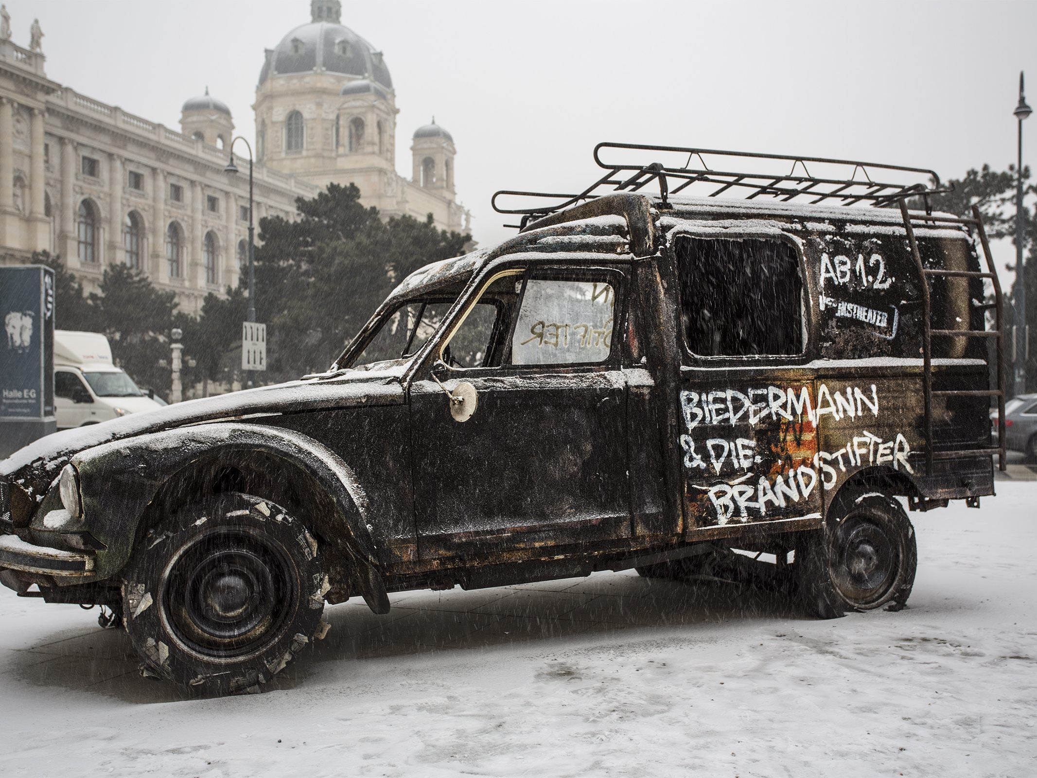 Das Volkstheater wirbt auf eine spezielle Art für die Premiere von "Biedermann und die Brandstifter". Das Volkstheater wirbt auf eine spezielle Art für die Premiere von "Biedermann und die Brandstifter".