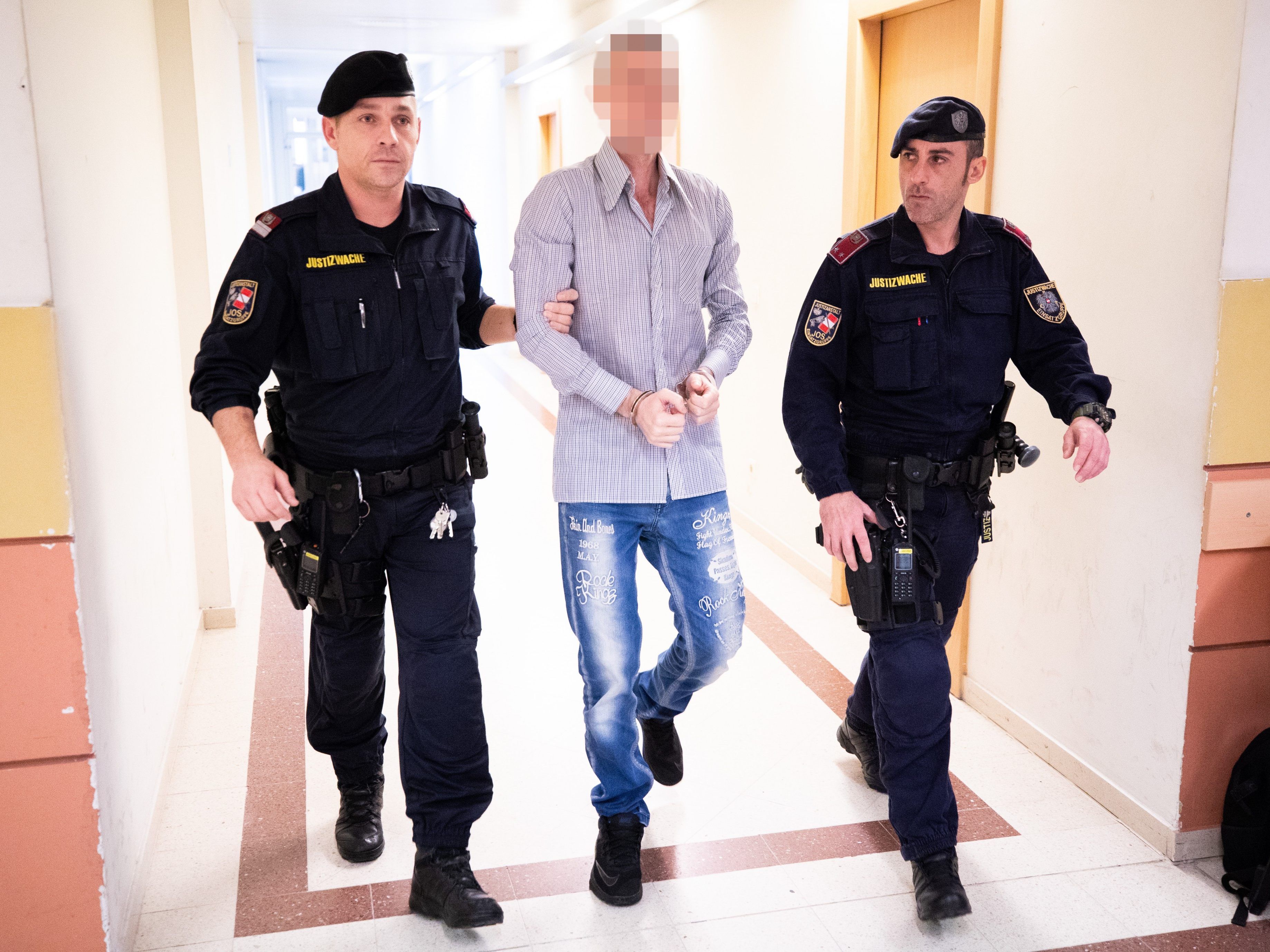 Der Mann muss sich wegen versuchten Mordes vor Gericht verantworten. Der Mann muss sich wegen versuchten Mordes vor Gericht verantworten.