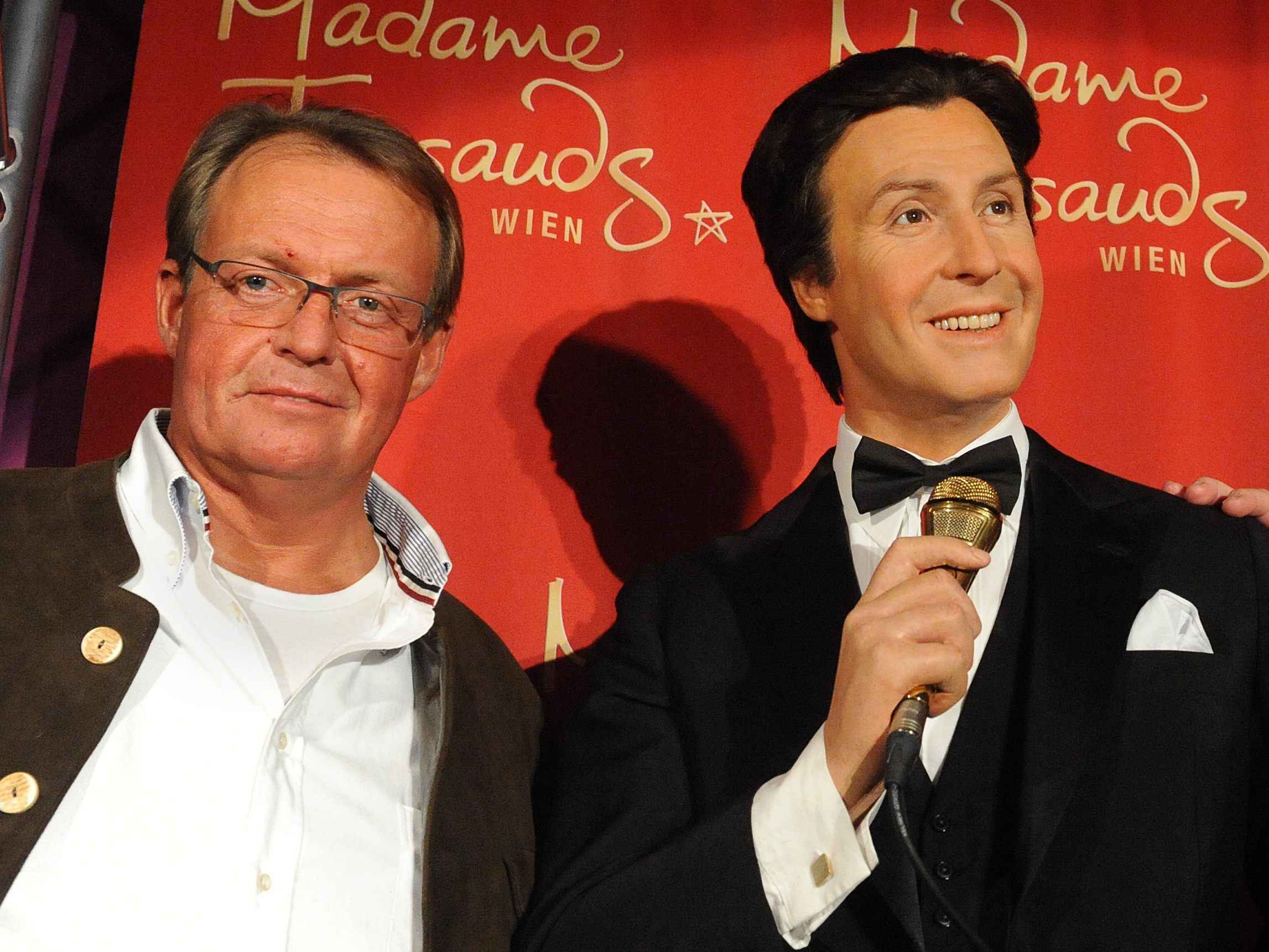 Michael Neumayer neben der Wachsfigur seines Vaters Peter Alexander. Michael Neumayer neben der Wachsfigur seines Vaters Peter Alexander.