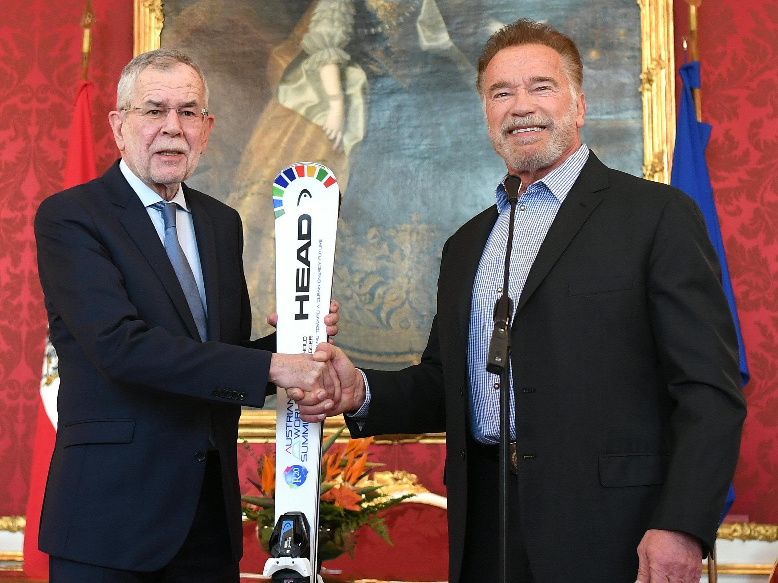 Auch Bundespräsident Van der Bellen bekam einen Öko-Ski überreicht. Auch Bundespräsident Van der Bellen bekam einen Öko-Ski überreicht.