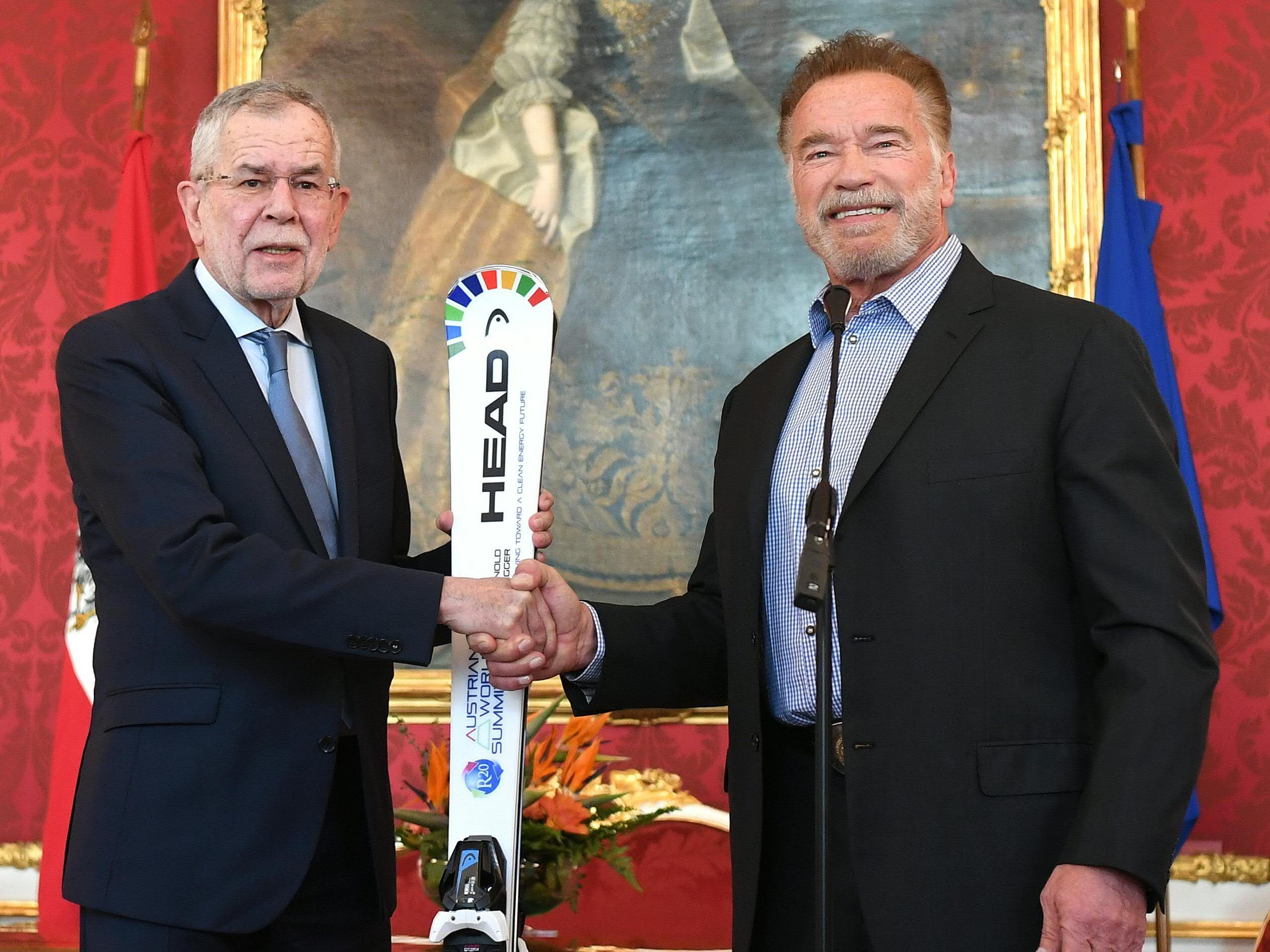 Auch Bundespräsident Van der Bellen bekam einen Öko-Ski überreicht.