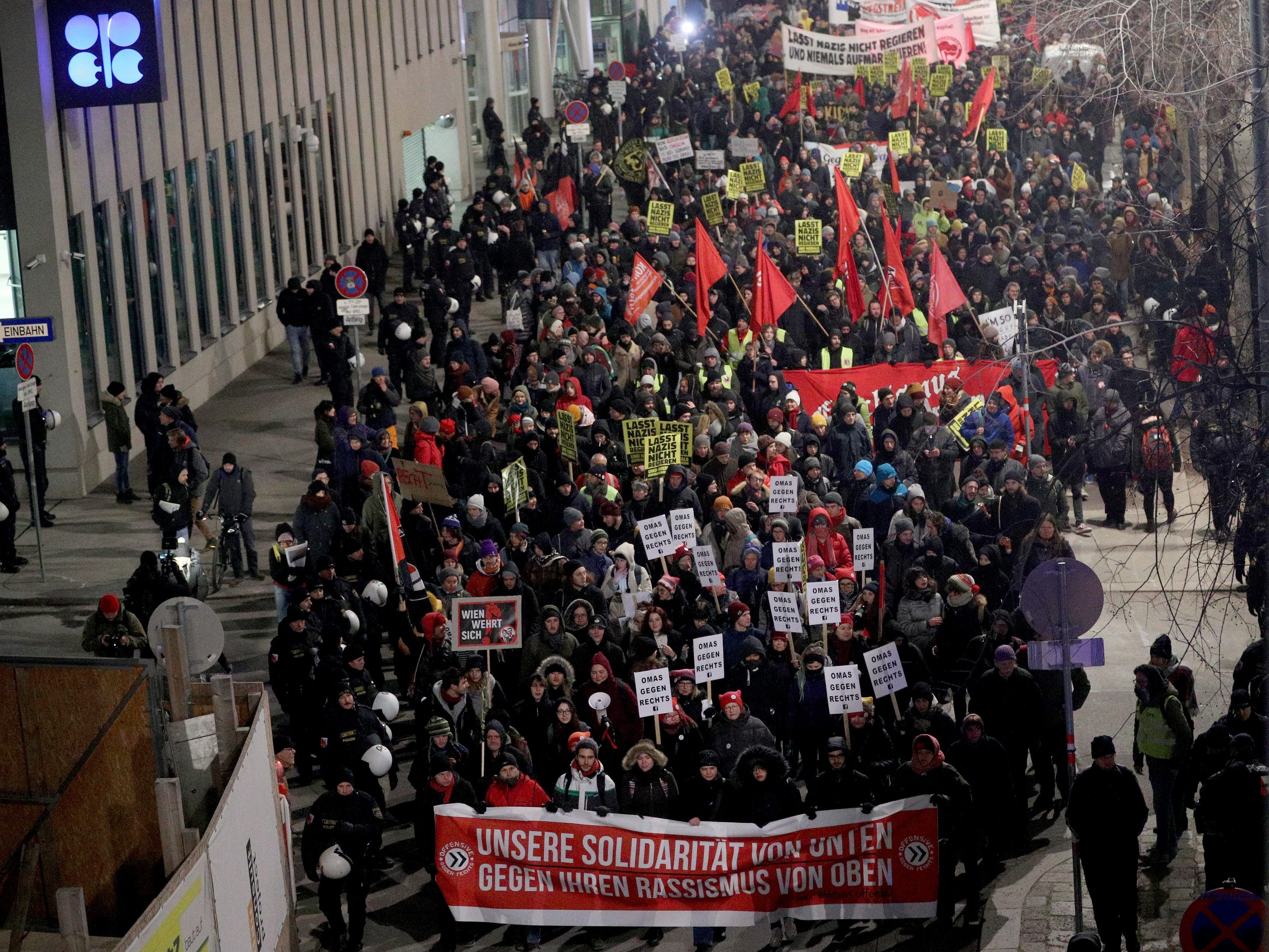 Ein paar hundert Demonstranten versammelten sich in Wien.