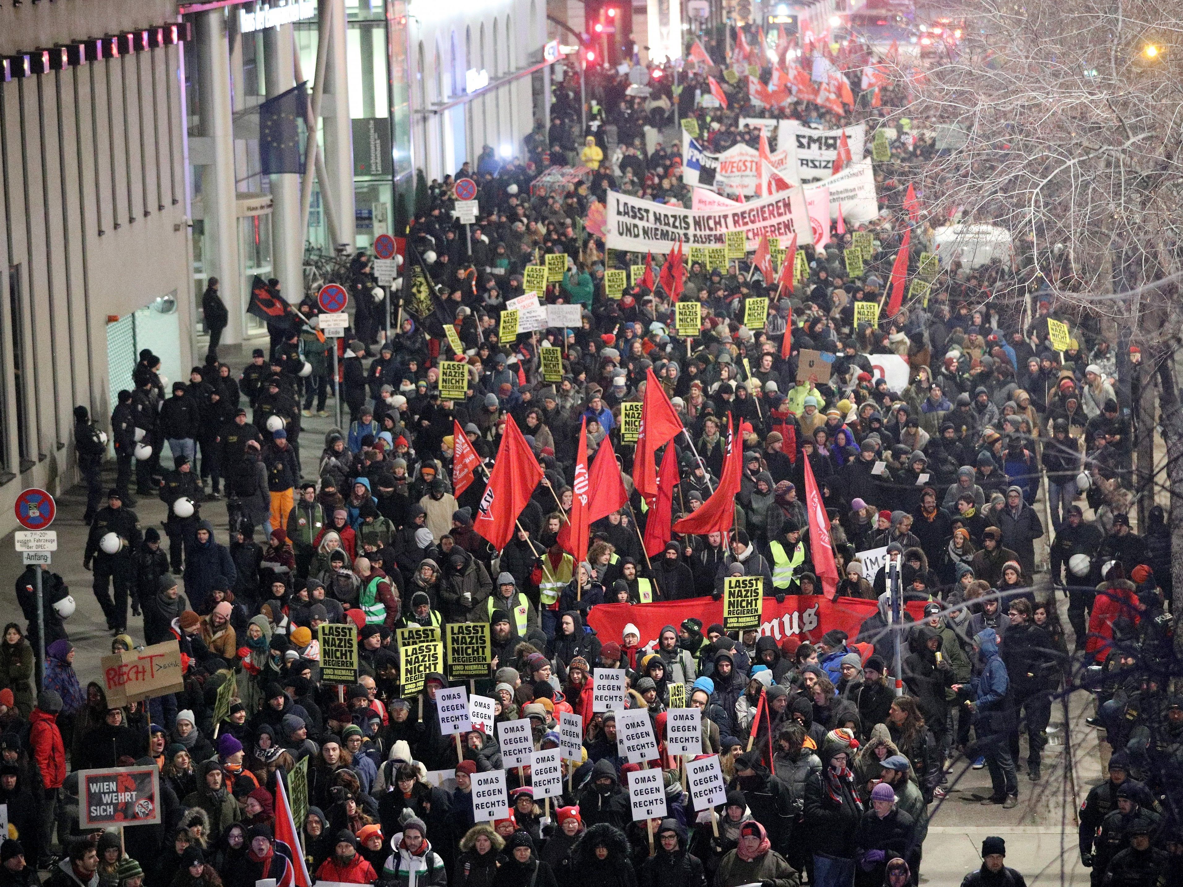 Die Demo gegen den Akademikerball verlief laut Polizeibilanz friedlich. Die Demo gegen den Akademikerball verlief laut Polizeibilanz friedlich.