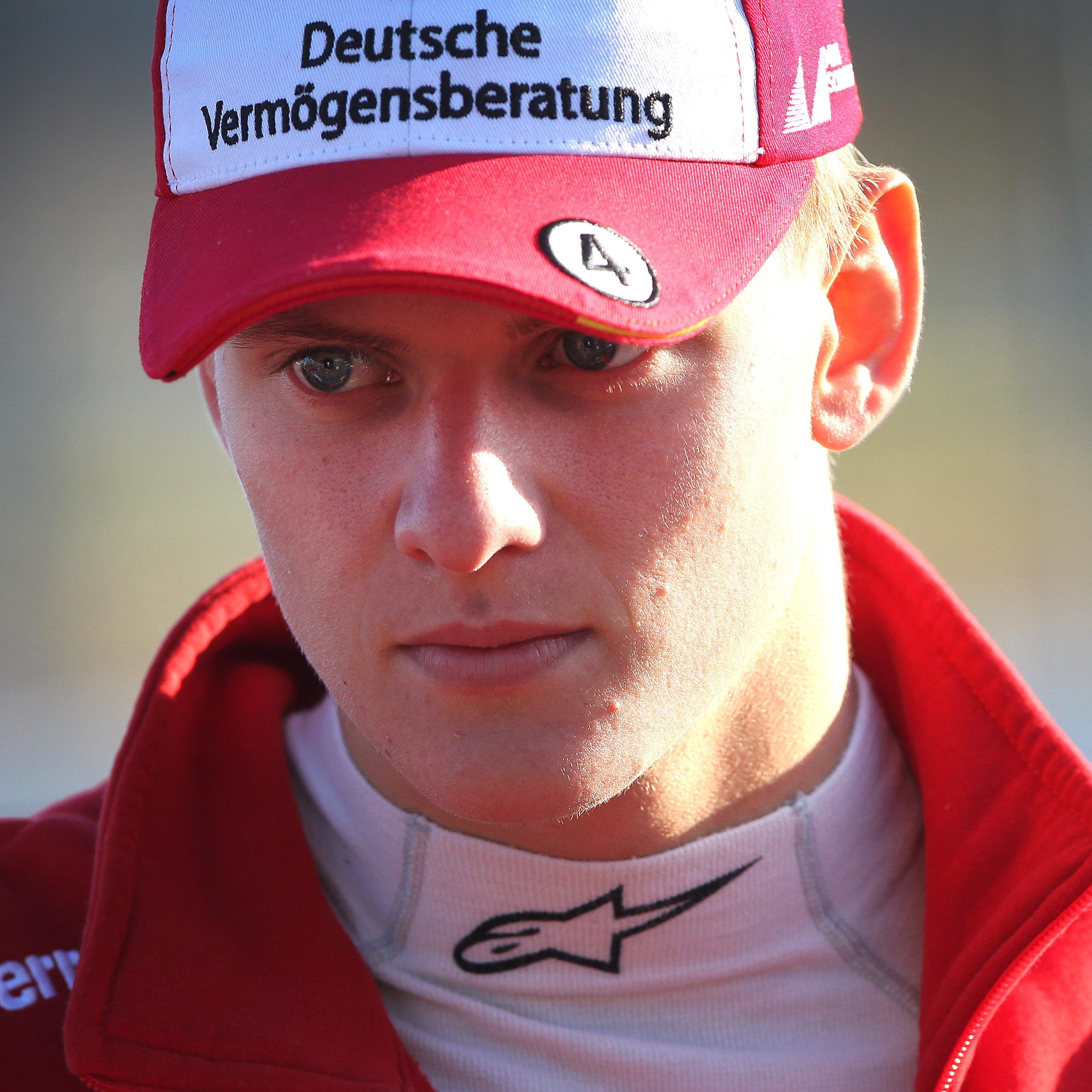 Der Sohn von Formel-1-Rekordchampion Michael Schumacher hat einen Vertrag mit Ferrari unterschrieben.