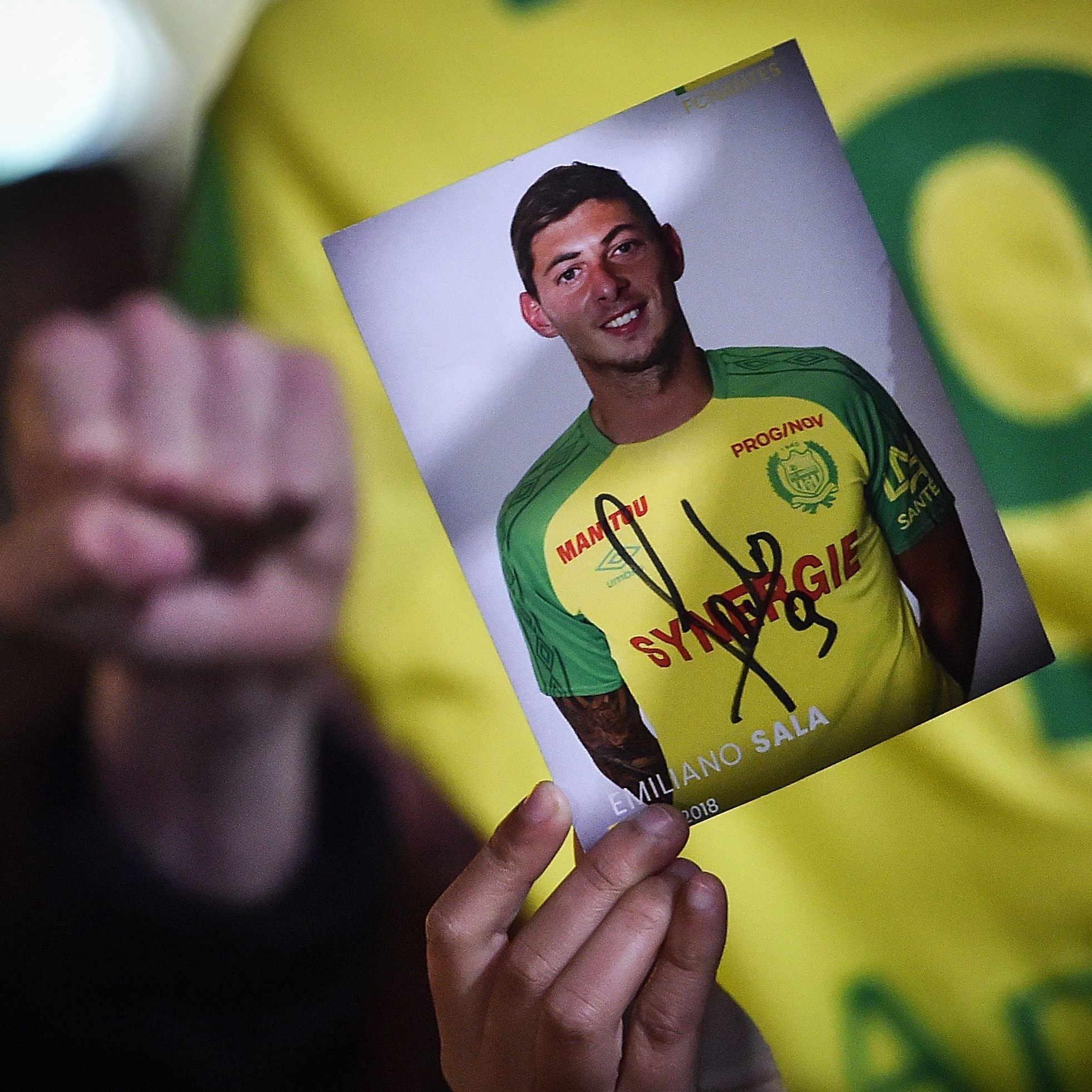 Der Fußballstar war mit dem Flugzeug auf dem Weg nach Cardiff als es plötzlich vom Radar verschwand.