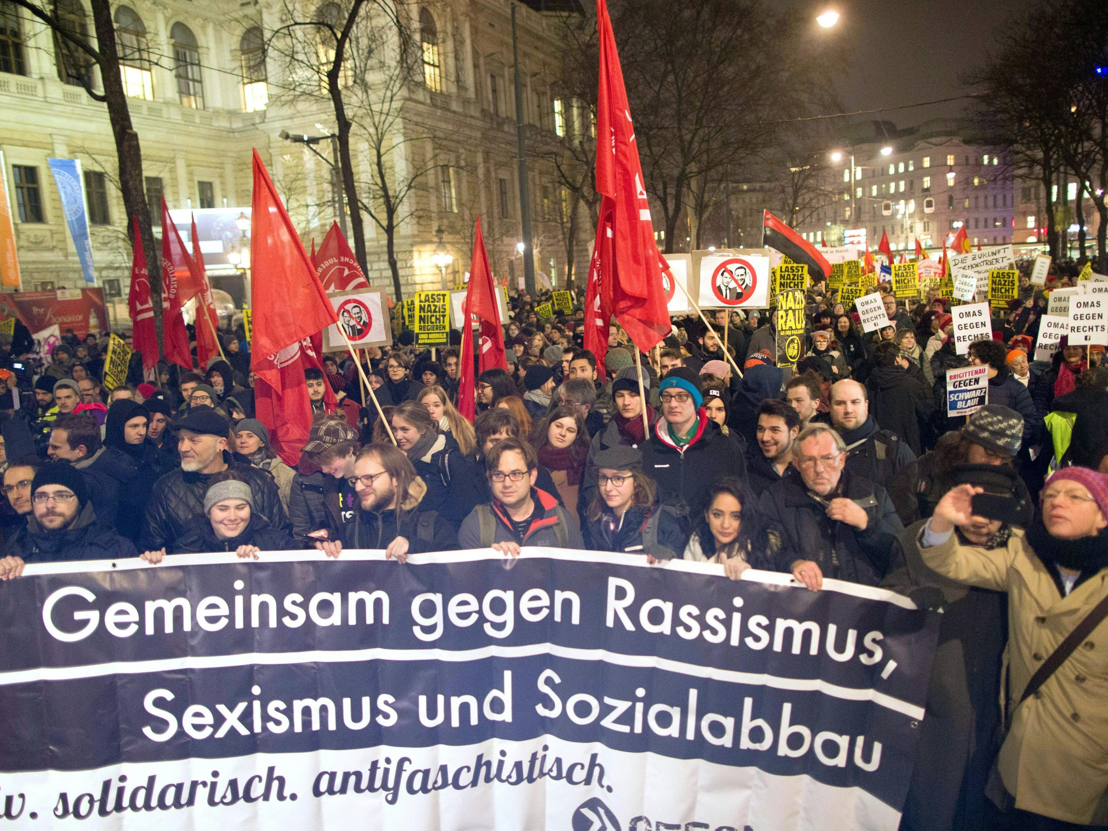 Die WK Wien bietet jenen Unternehmern Unterstützung, die im Zuge des Akademikerballs Sicherheitsmaßnahmen benötigen. Die WK Wien bietet jenen Unternehmern Unterstützung, die im Zuge des Akademikerballs Sicherheitsmaßnahmen benötigen.