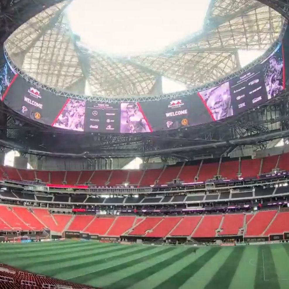 Die Highligts des Mercedes Benz Stadiums in Atlanta befinden sich in luftiger Höhe -Das Dach und die Videoleinwand.
