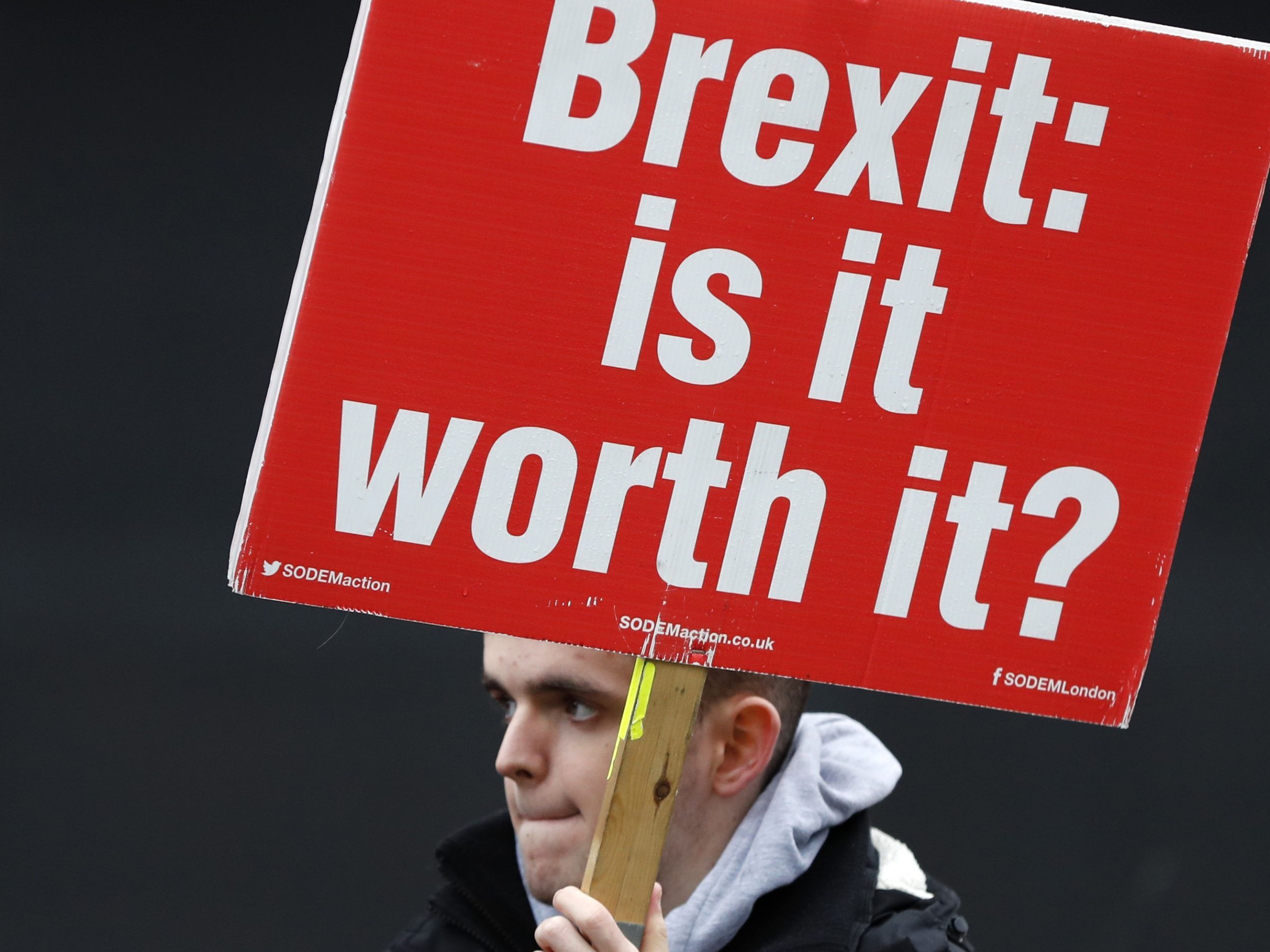 Im Falle eines Chaos-Brexit kommen viele Probleme und offene Fragen auf Großbritannien und die EU zu.