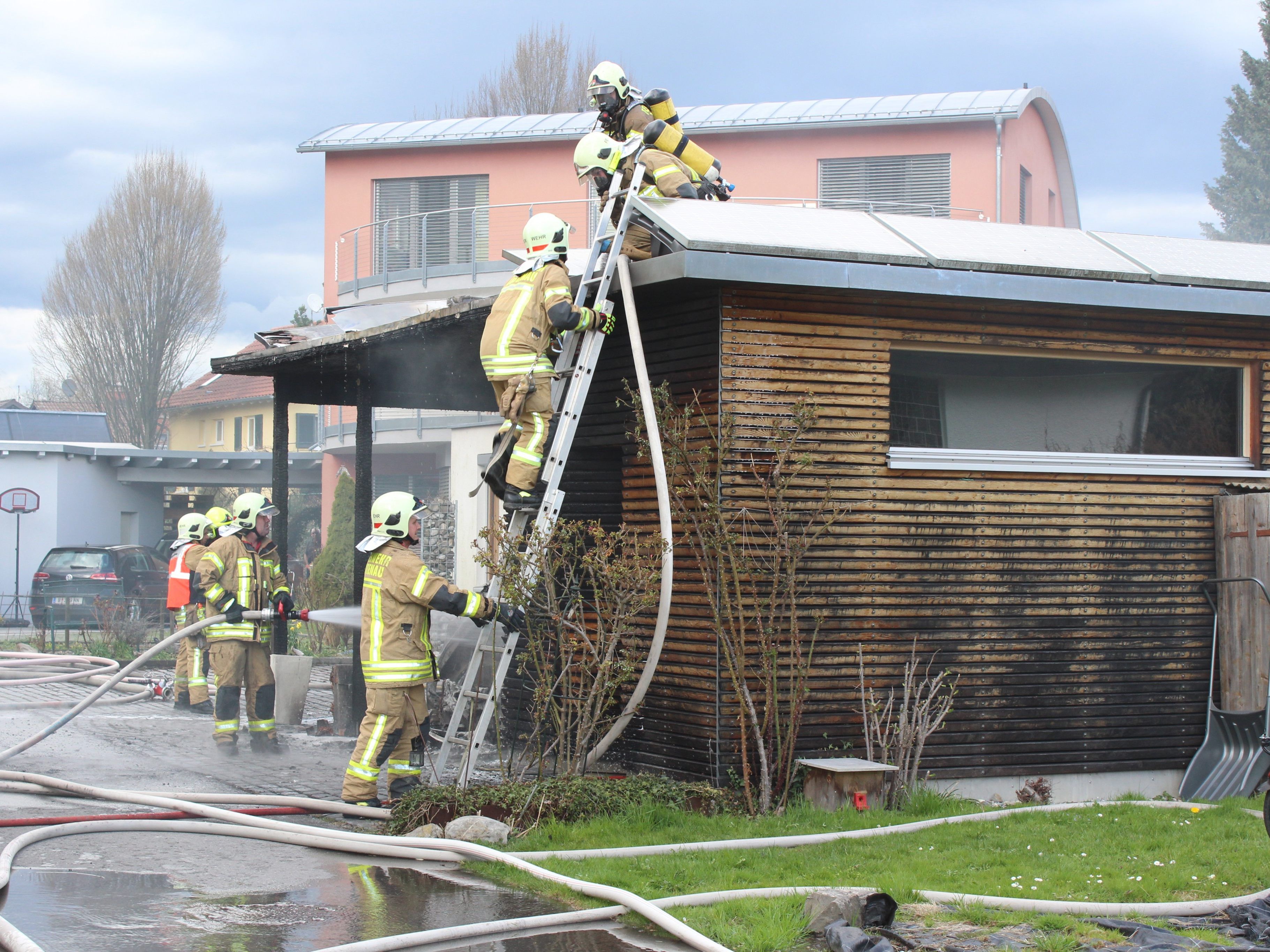 Im April konnte die Feuerwehr beim Carportbrand ein Übergreifen auf das Wohnhaus verhindern. Im April konnte die Feuerwehr beim Carportbrand ein Übergreifen auf das Wohnhaus verhindern.