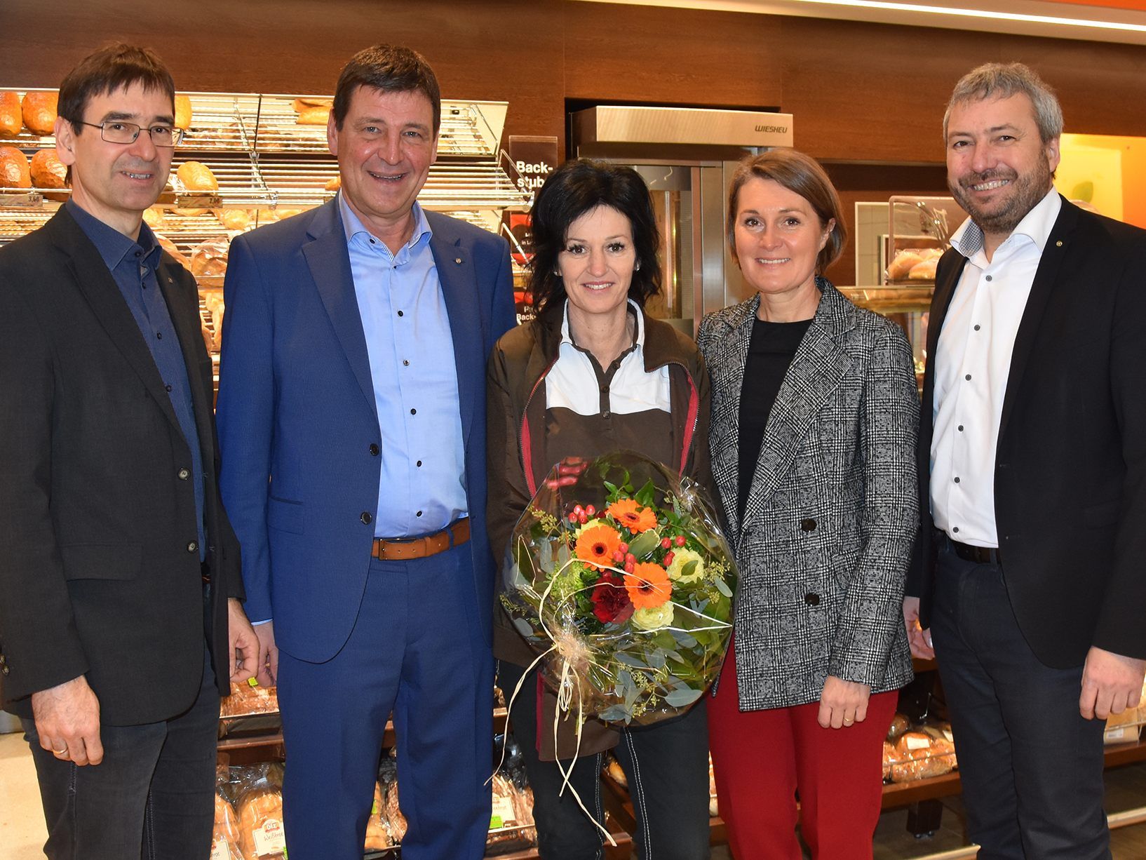 Zahlreiche Gratulanten fanden sich am Eröffnungstag im SPAR-Markt von Michaela Frohnwieser ein. vlnr.: Prokurist Jürgen Wilhelm, SPAR Geschäftsführer Gerhard Ritter, SPAR-Kauffrau Michaela Frohnwieser, Vizebürgermeisterin Angelika Moosbrugger, Vertriebsleiter Thomas Schwärzler Zahlreiche Gratulanten fanden sich am Eröffnungstag im SPAR-Markt von Michaela Frohnwieser ein. vlnr.: Prokurist Jürgen Wilhelm, SPAR Geschäftsführer Gerhard Ritter, SPAR-Kauffrau Michaela Frohnwieser, Vizebürgermeisterin Angelika Moosbrugger, Vertriebsleiter Thomas Schwärzler