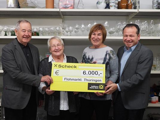 v.l.nr.: Helmut Gerster, Renate Gerster und Bgm Harald Witwer bei der symbolischen Scheckübergabe