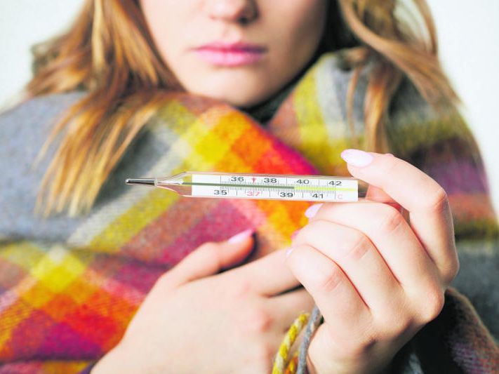 Mit einer Grippe geht meist hohes Fieber einher.