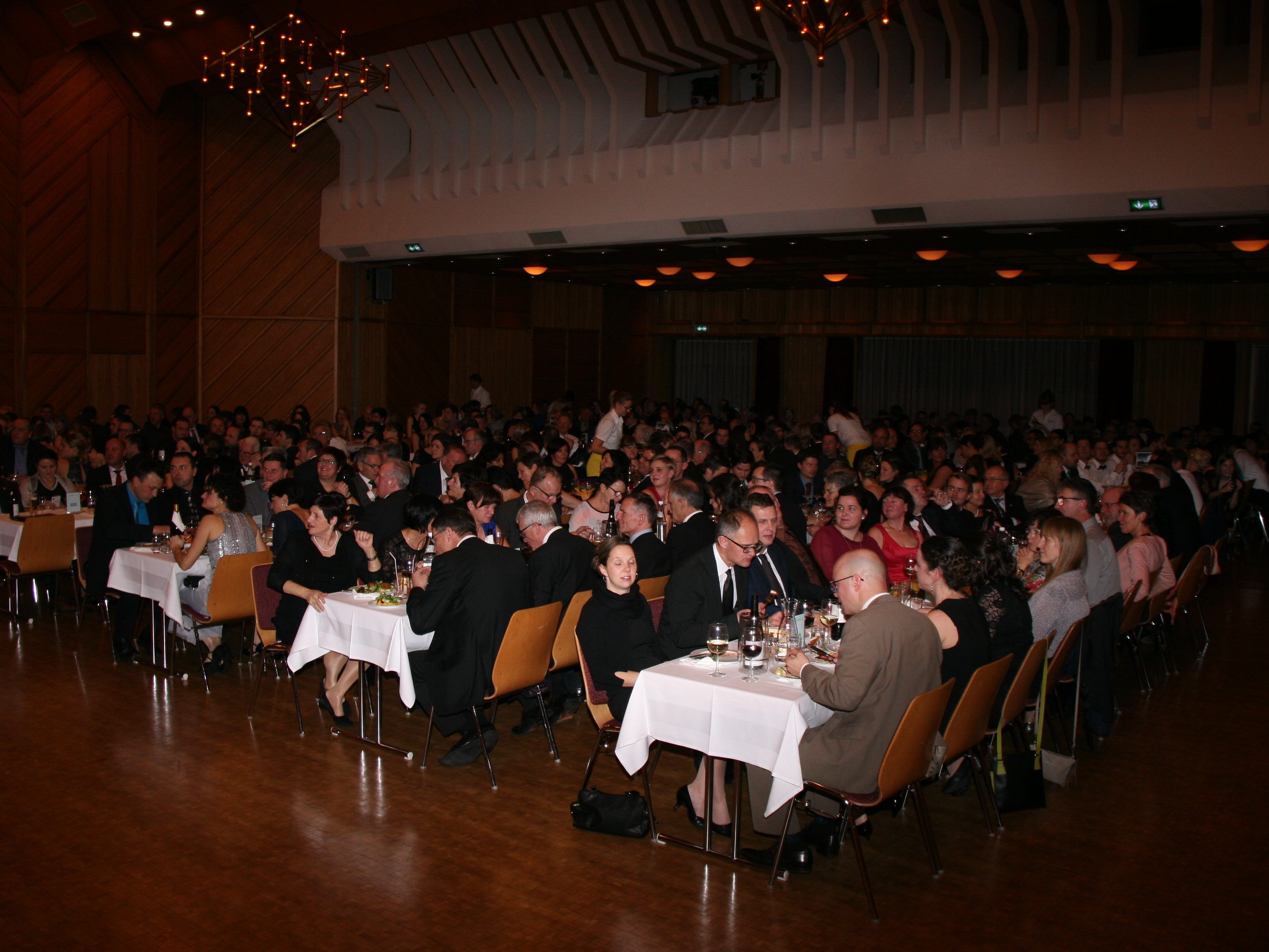 v(t)oller Sonnenbergsaal