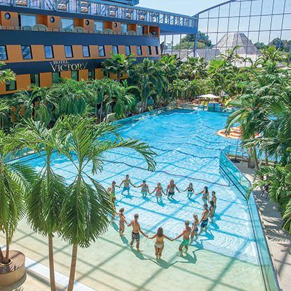 Mehr als 300 Großpalmen umrahmen die türkisfarbene Wellenlagune